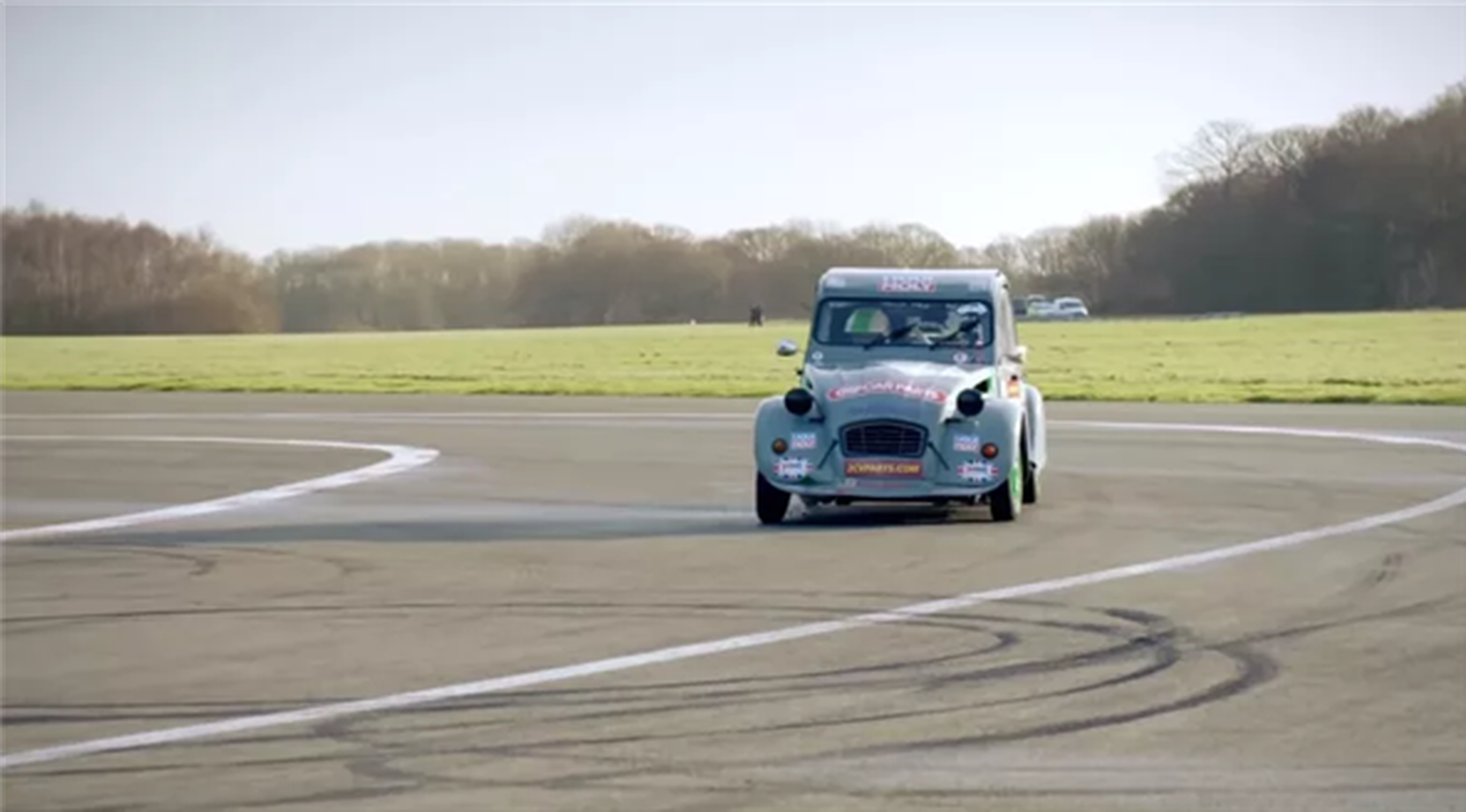 VÍDEO: No te pierdas a Chris Harris haciendo ochos con un Citroën 2CV de carreras