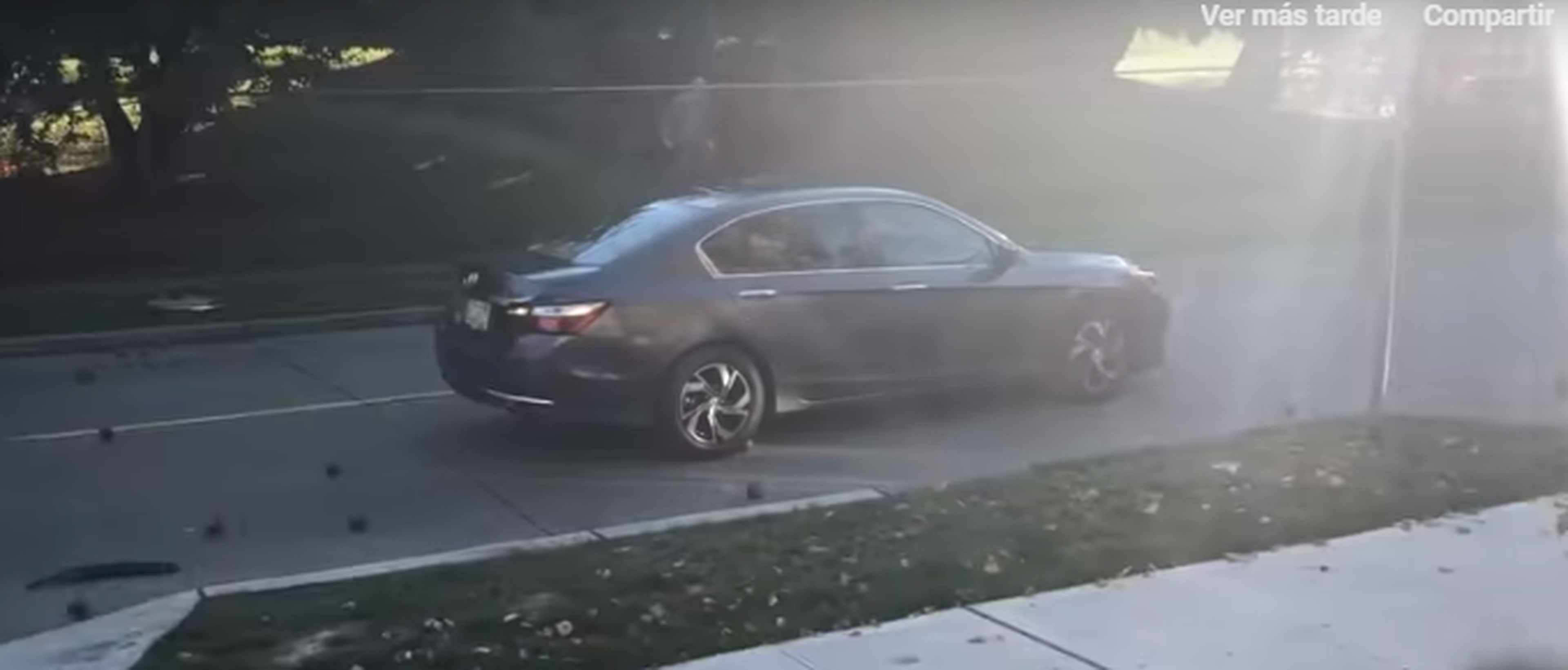 VÍDEO: Unas bolas de metal se caen de un camión y dañan seis coches