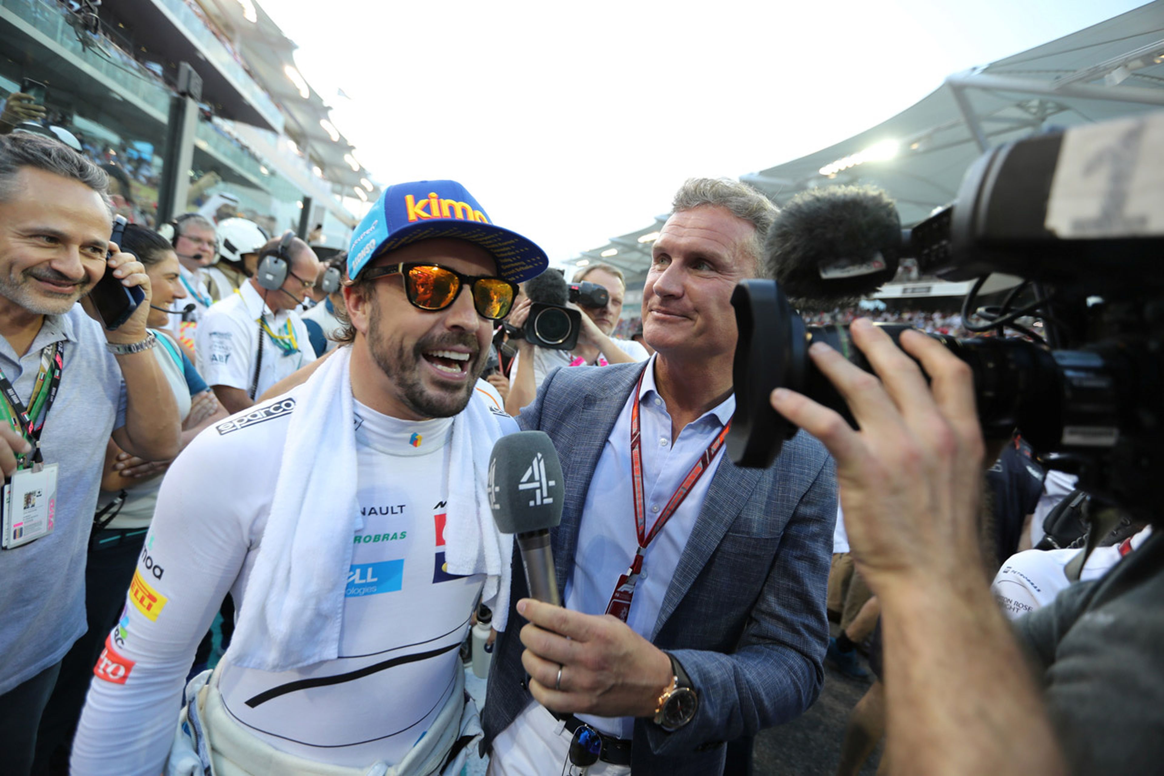 Fernando Alonso concede una entrevista en el último Gran Premio de su carrera en la F1.
