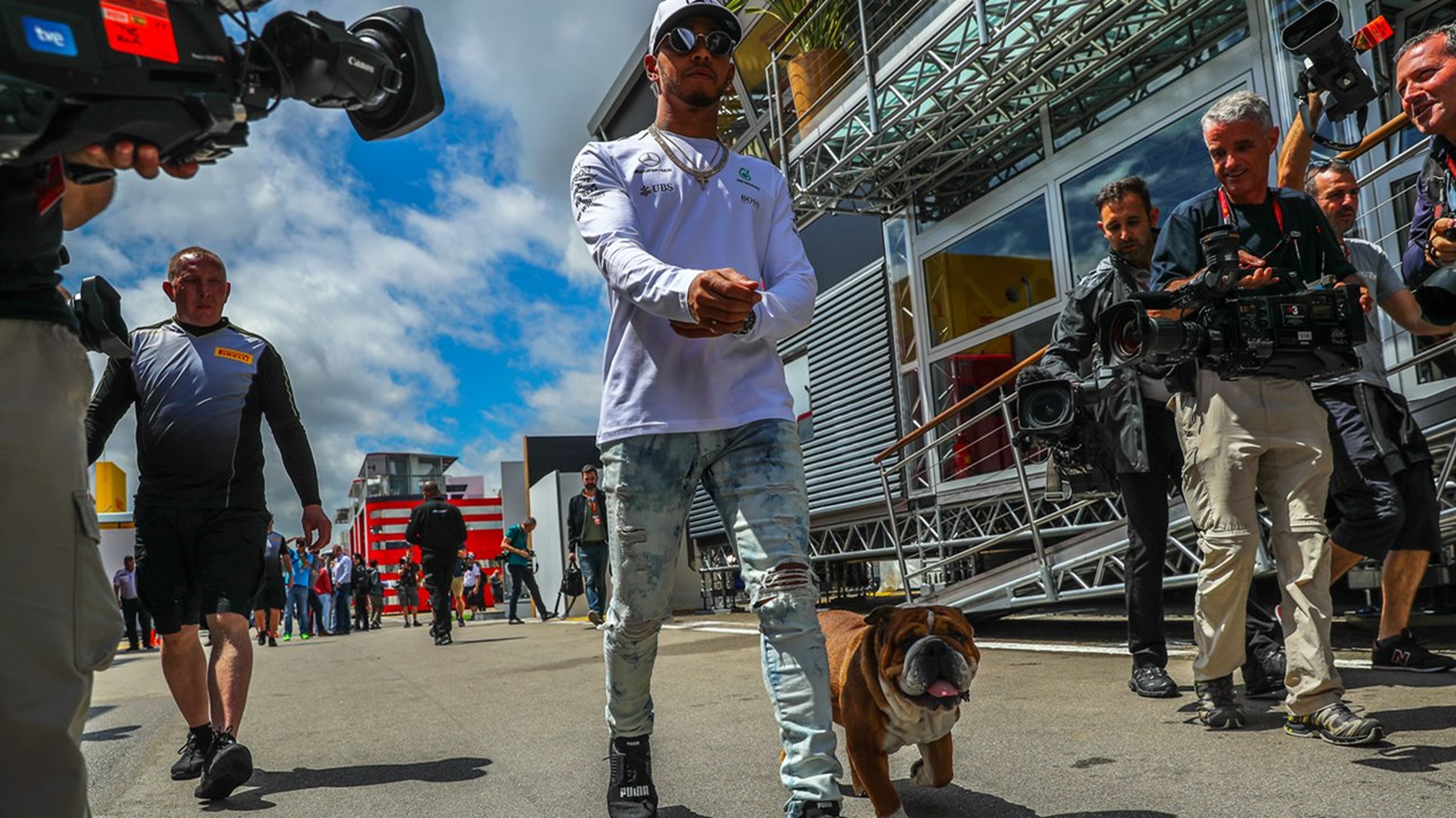 Lewis Hamilton y su perro Roscoe
