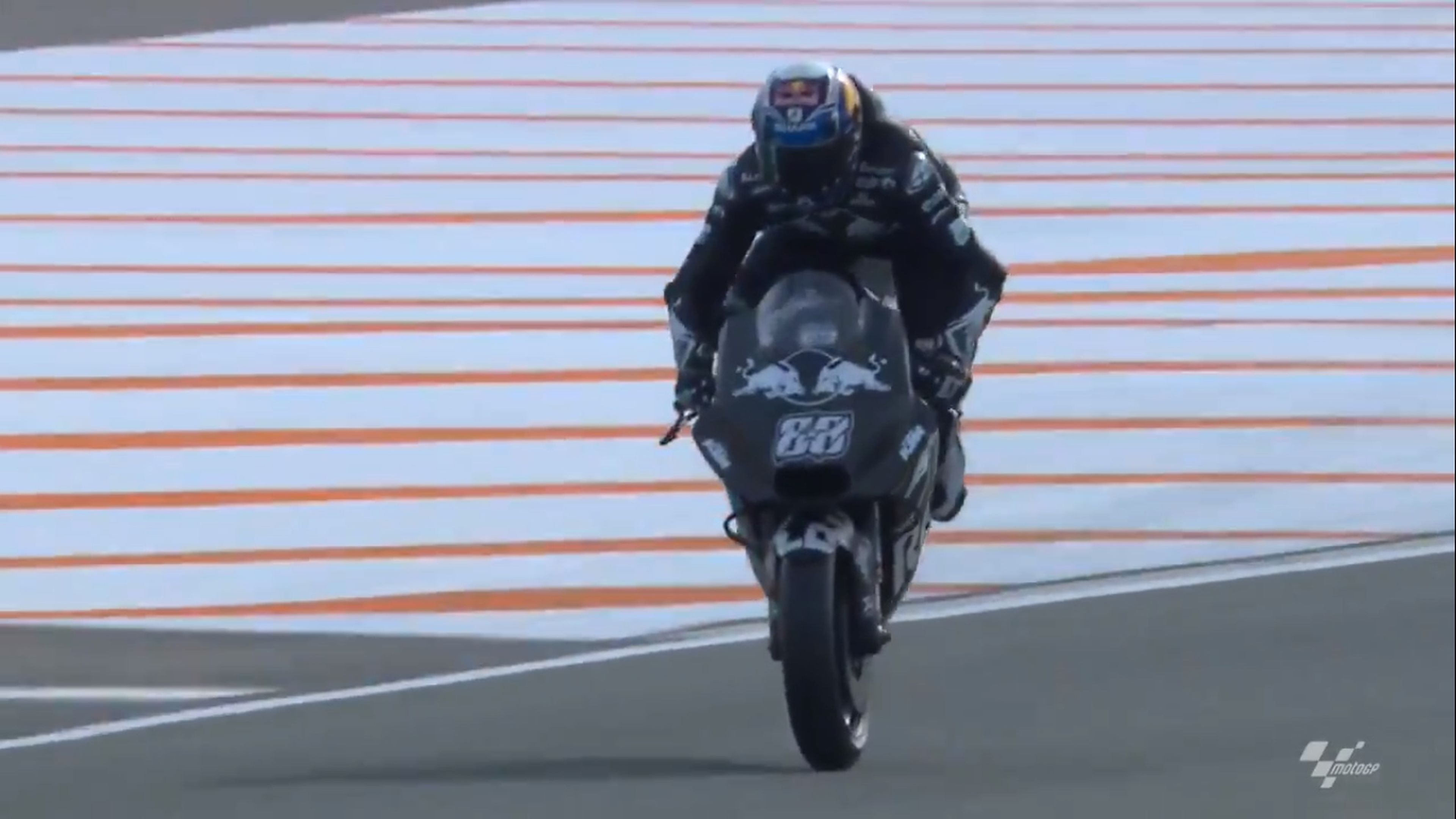 Oliveira comprueba los frenos de carbono de MotoGP