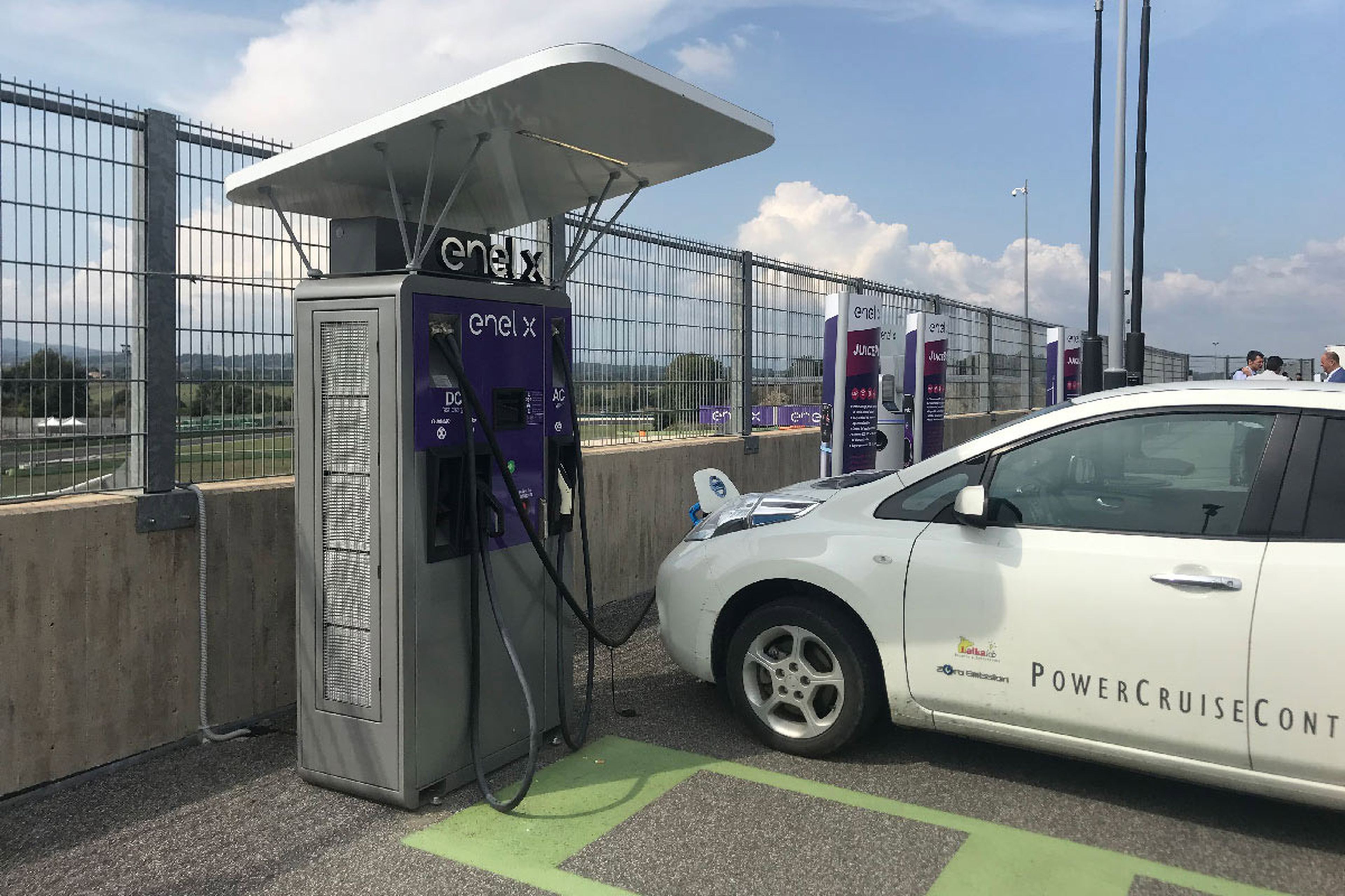 Así es la mayor estación de carga ultrarrápida de España: 20 coches  eléctricos 'listos' en 15 minutos