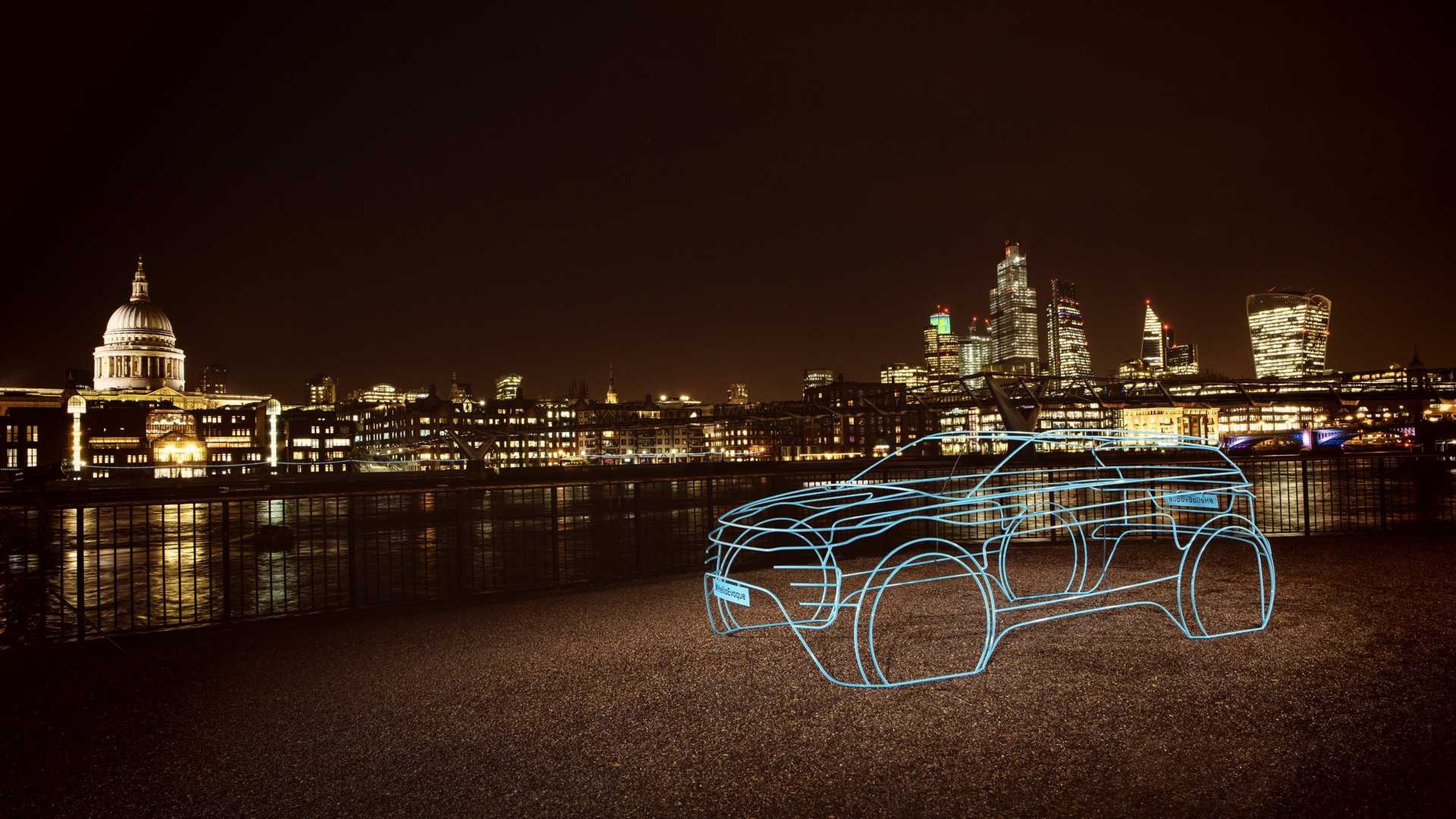 Range Rover Evoque 2019, adelantado con una escultura