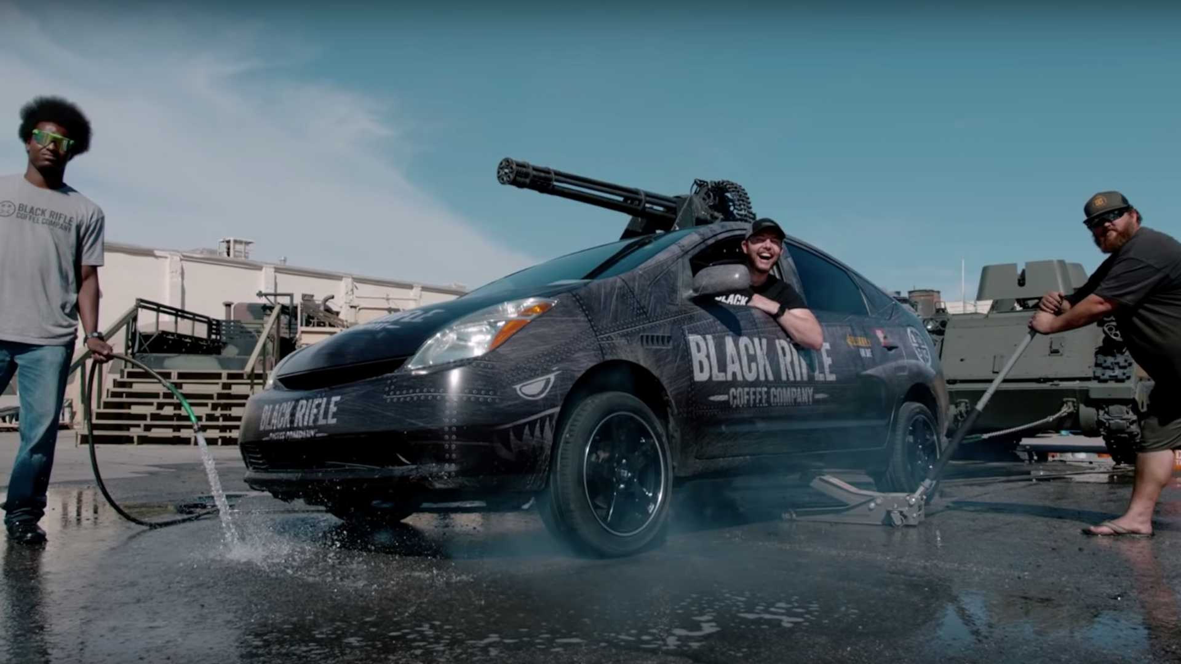 Toyota Prius con cañón de combate