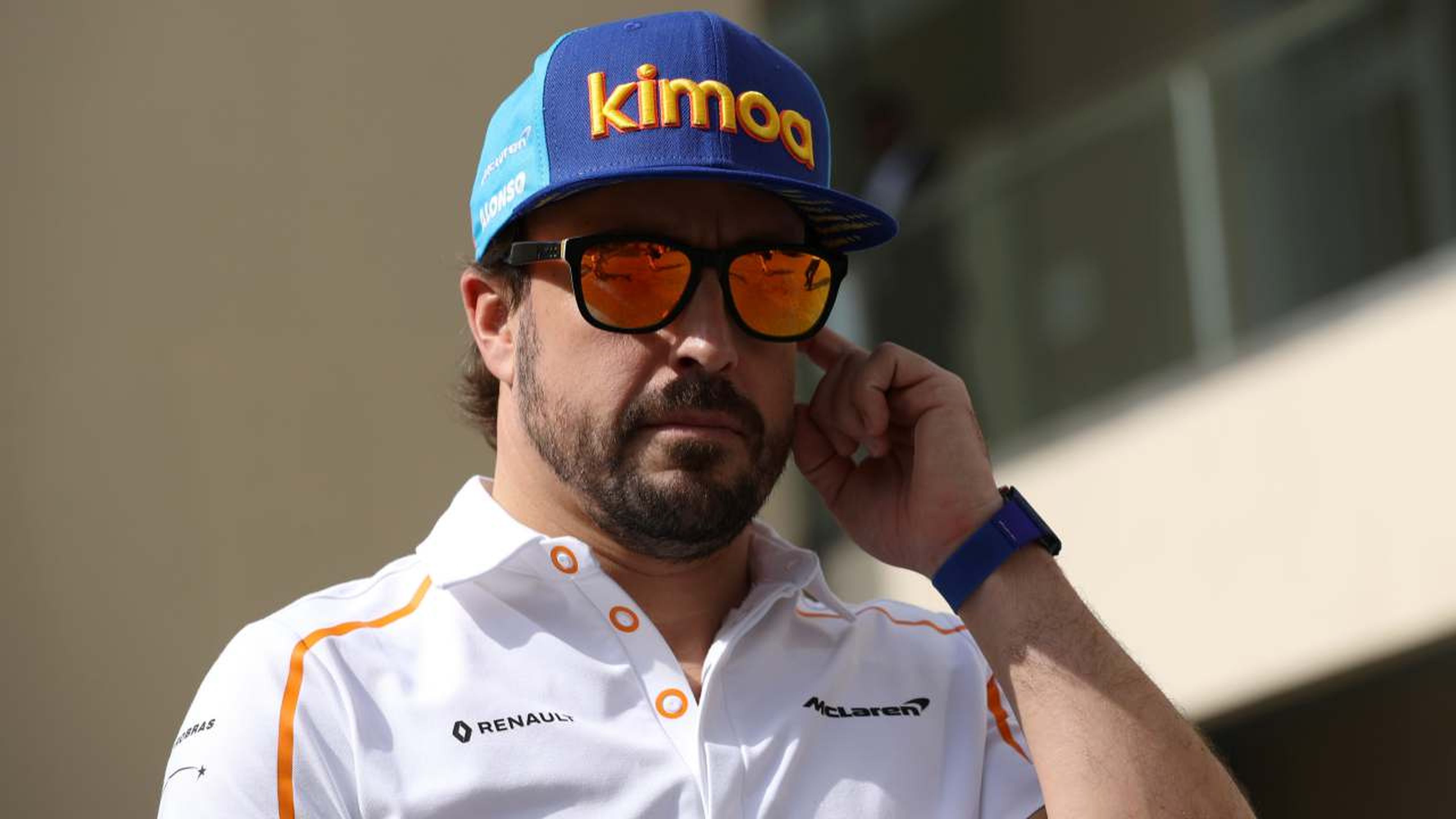 Alonso en el paddock de la F1