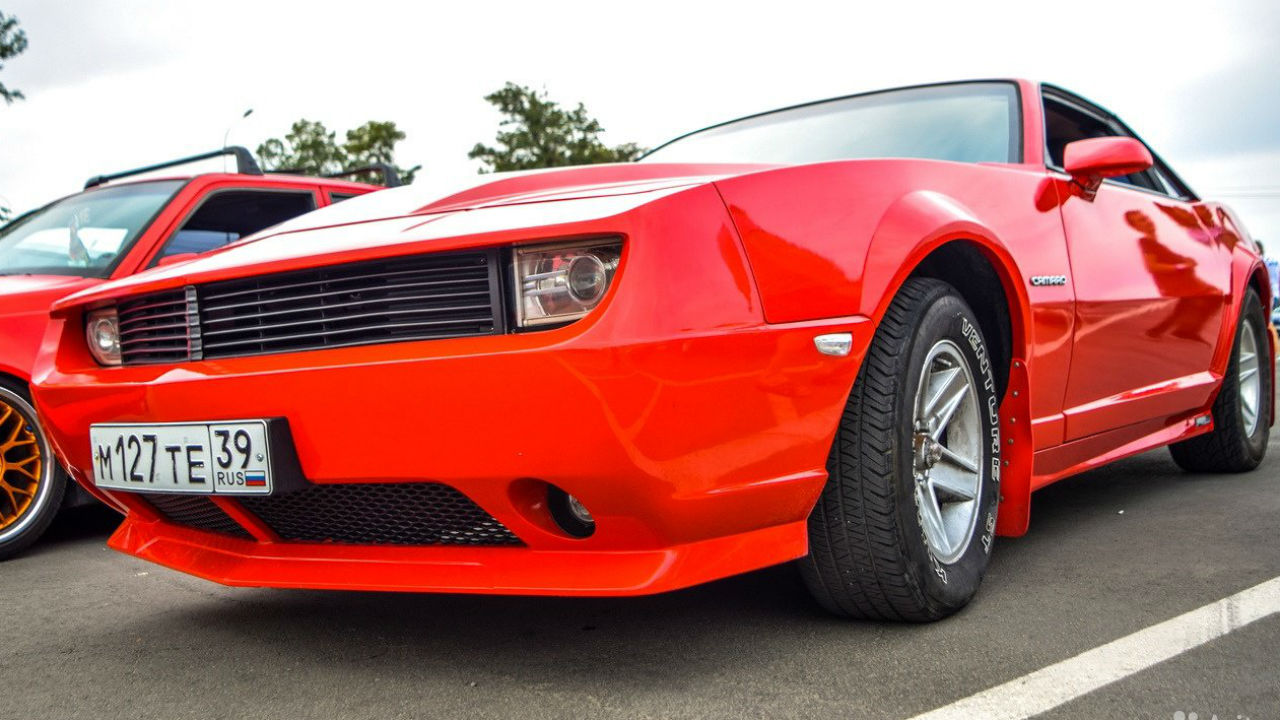 Este Chevrolet Camaro de los 80 tiene complejo de moderno -