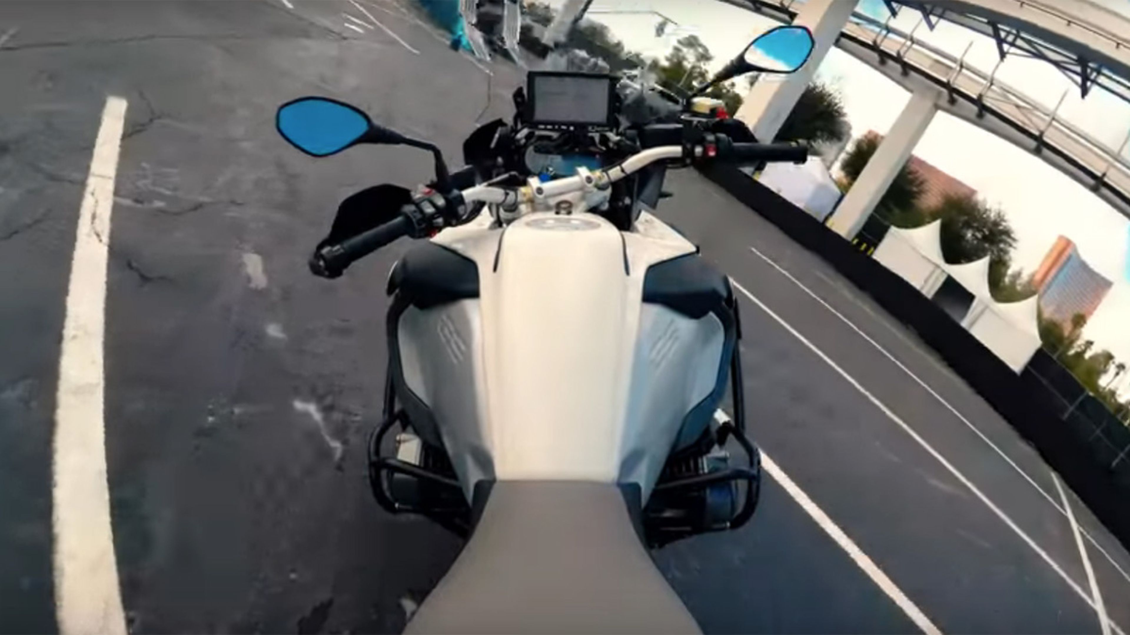 BMW Moto autonoma cockpit