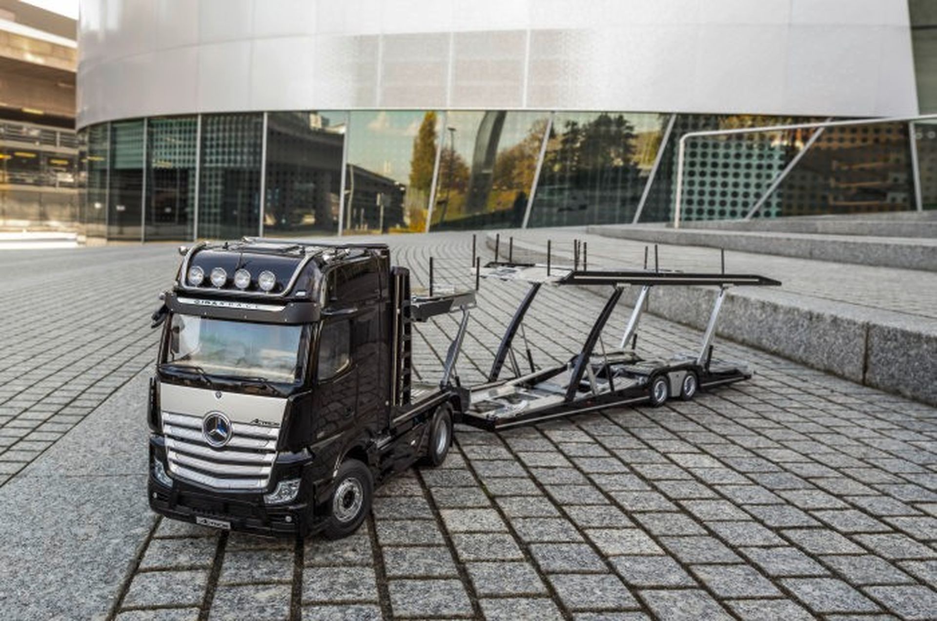 Mercedes Actros Edition 1 tractor con trailer a escala 1:18