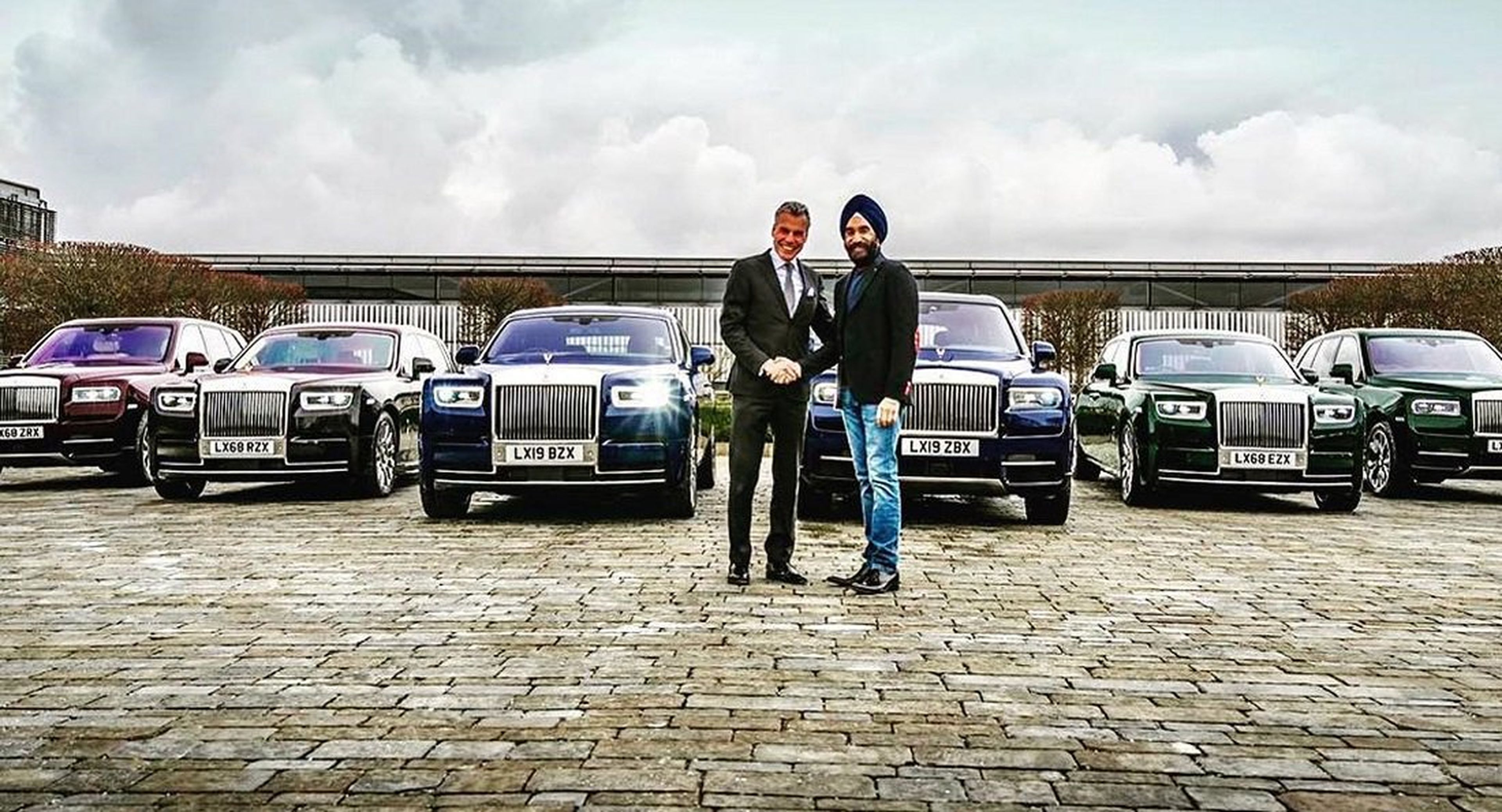 Un multimillonario se compra seis Rolls-Royce en distintos colores para que conjunten con sus turbantes