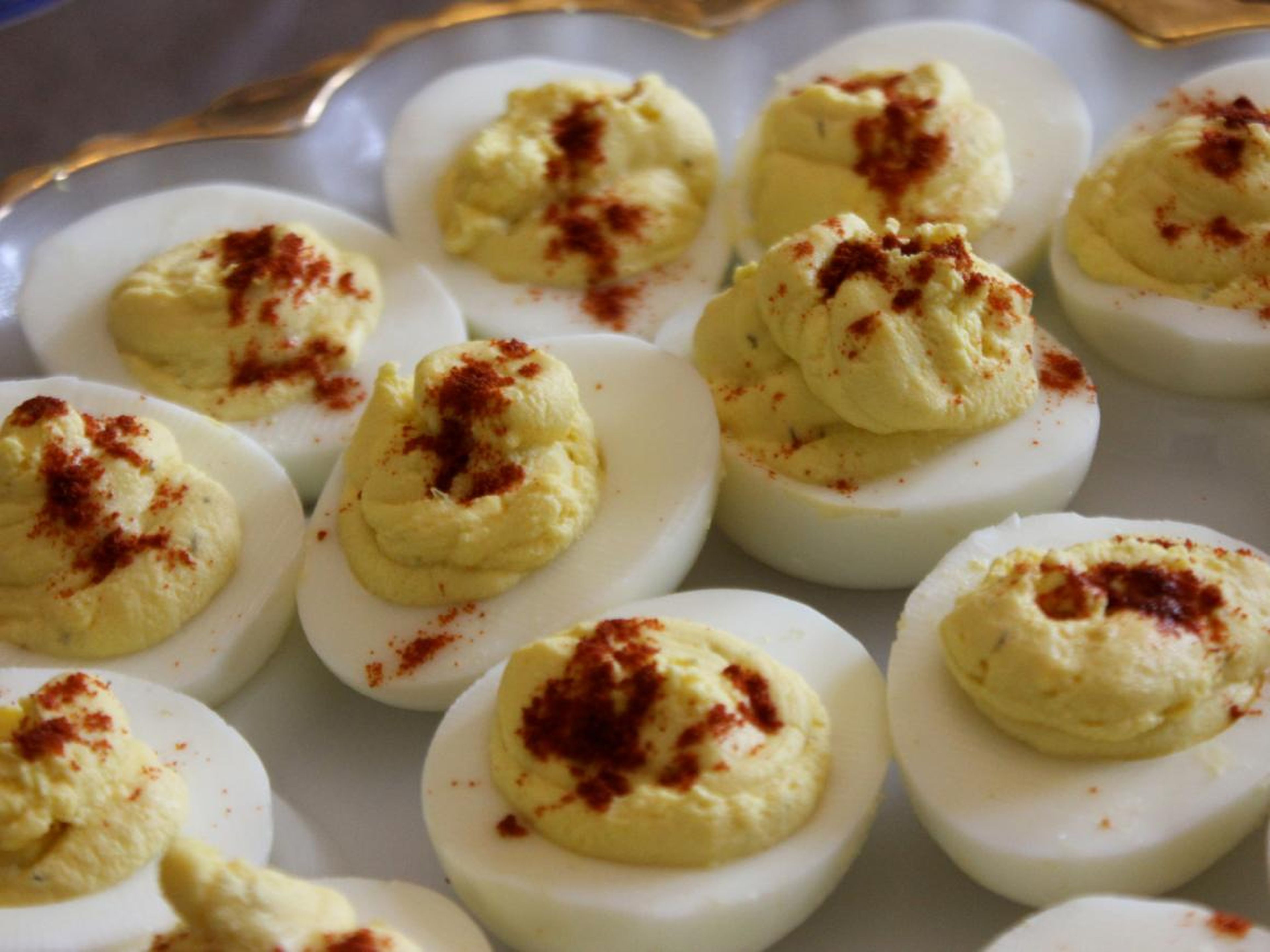 Los huevos rellenos se pueden personalizar en la cocina de tu casa.