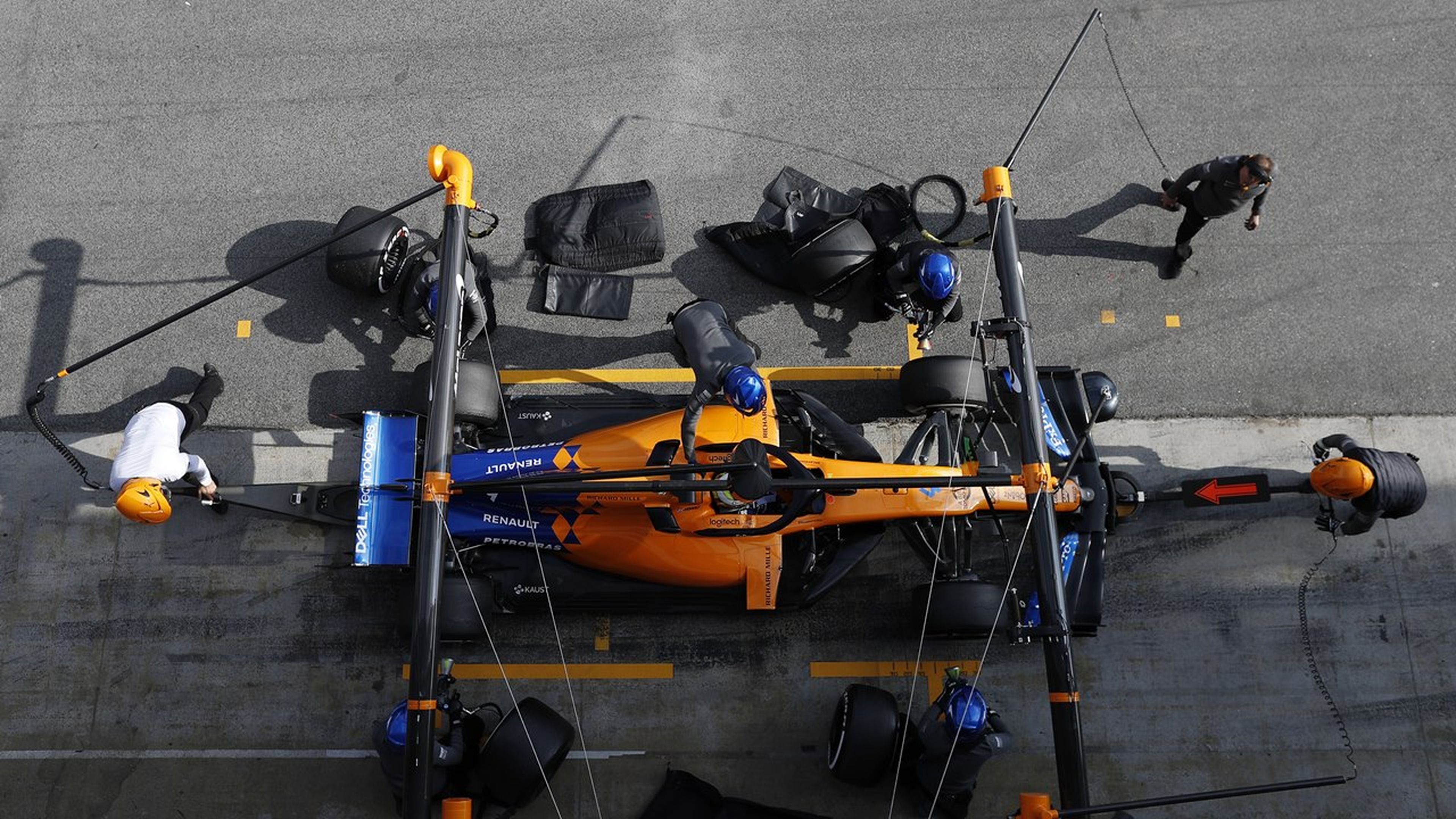 McLaren MCL34 en el pit-lane