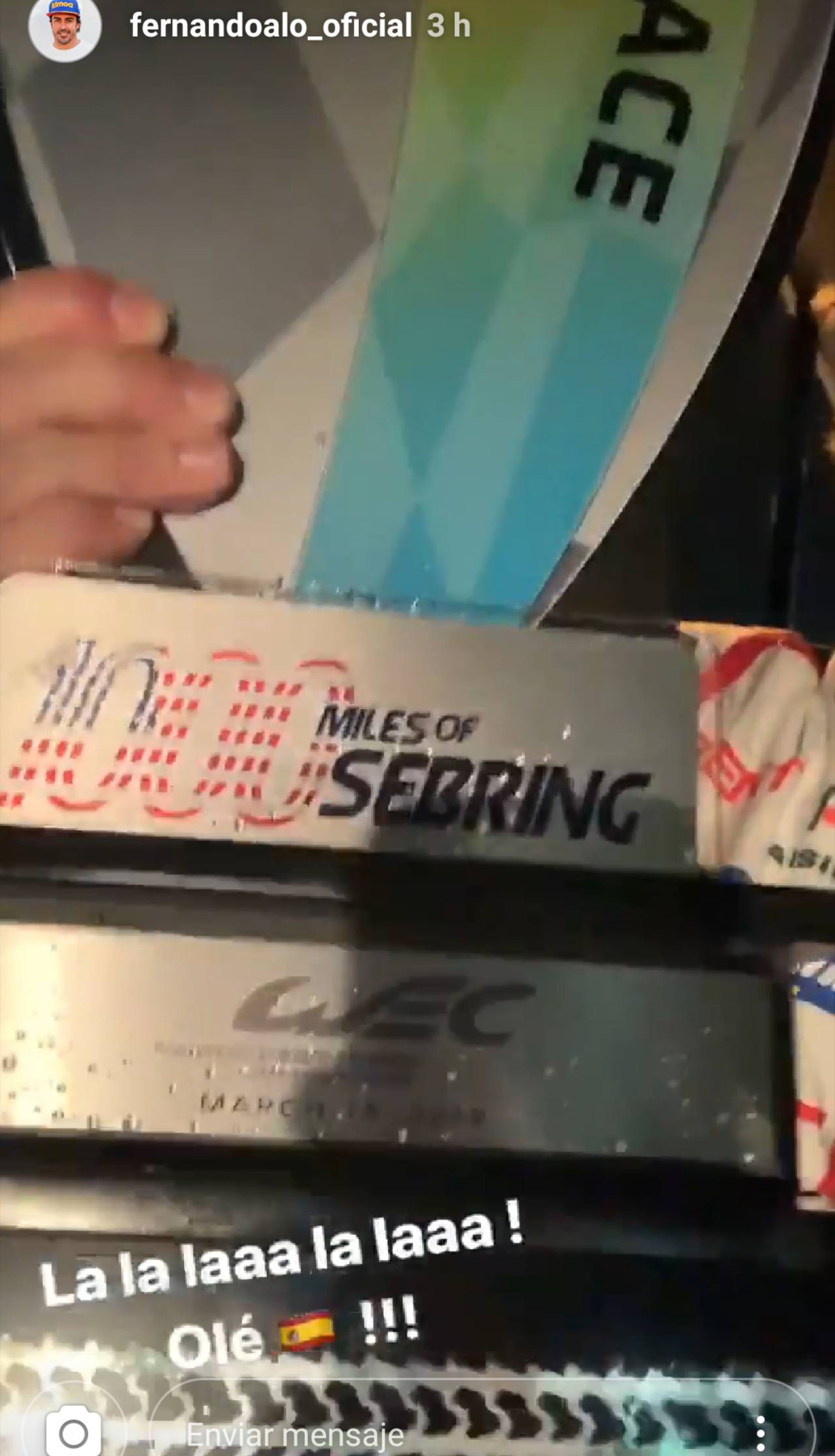 Fernando Alonso presume de trofeo de Sebring