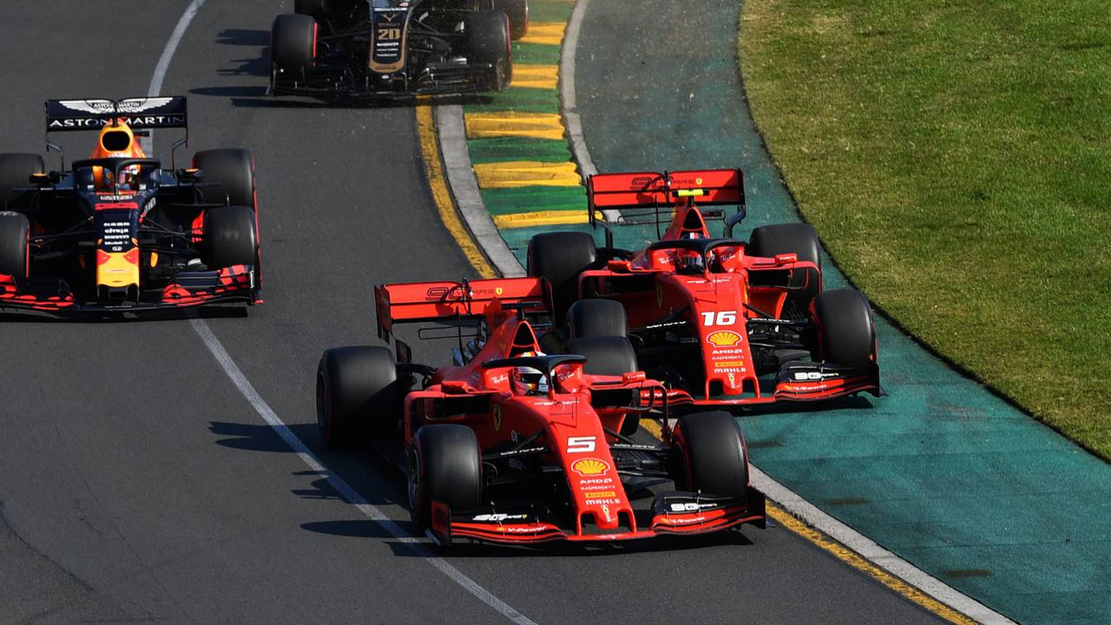 Leclerc y Vettel en la salida del GP Australia 2019