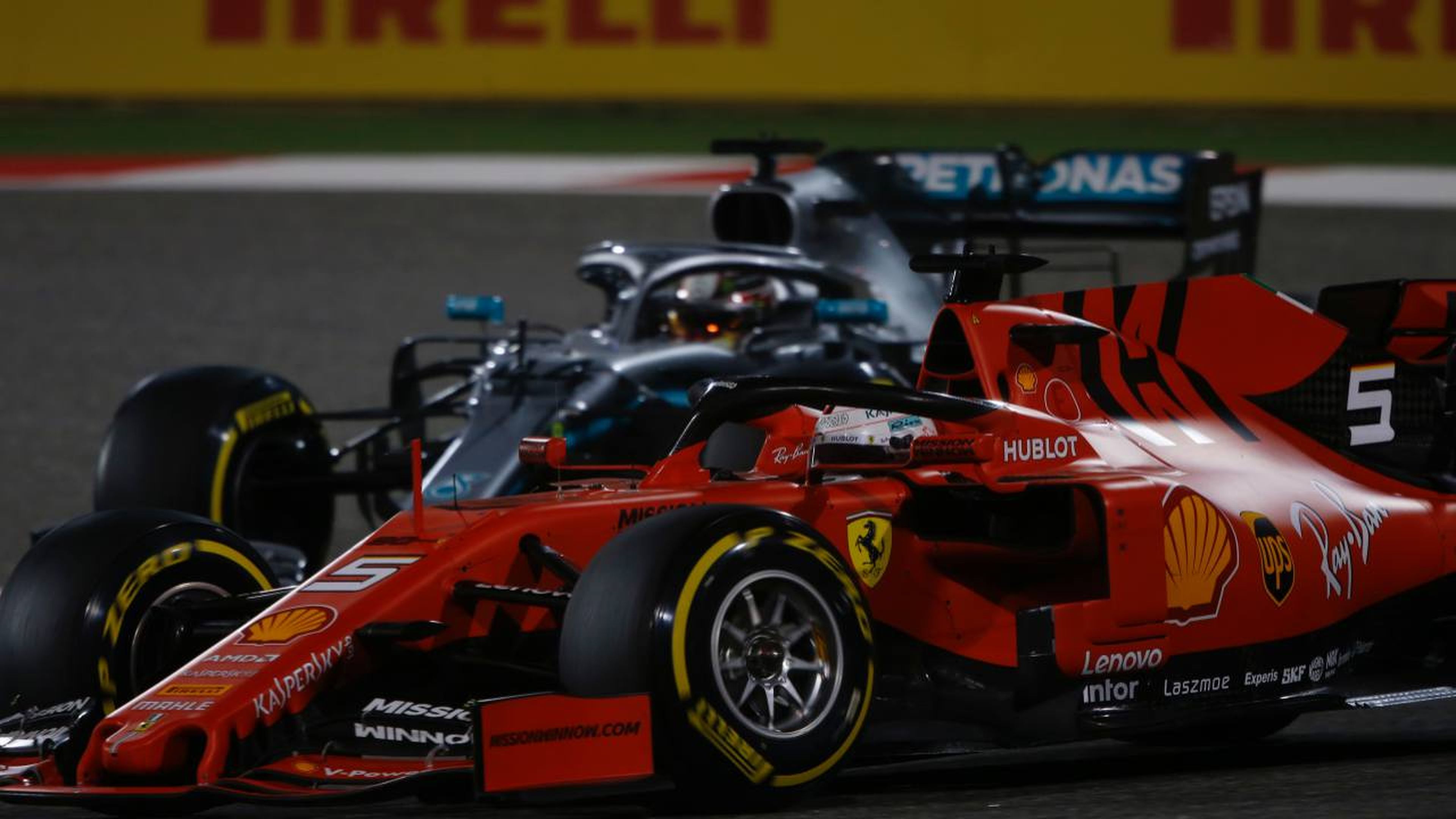 Vettel se defiende de Hamilton en Bahréin