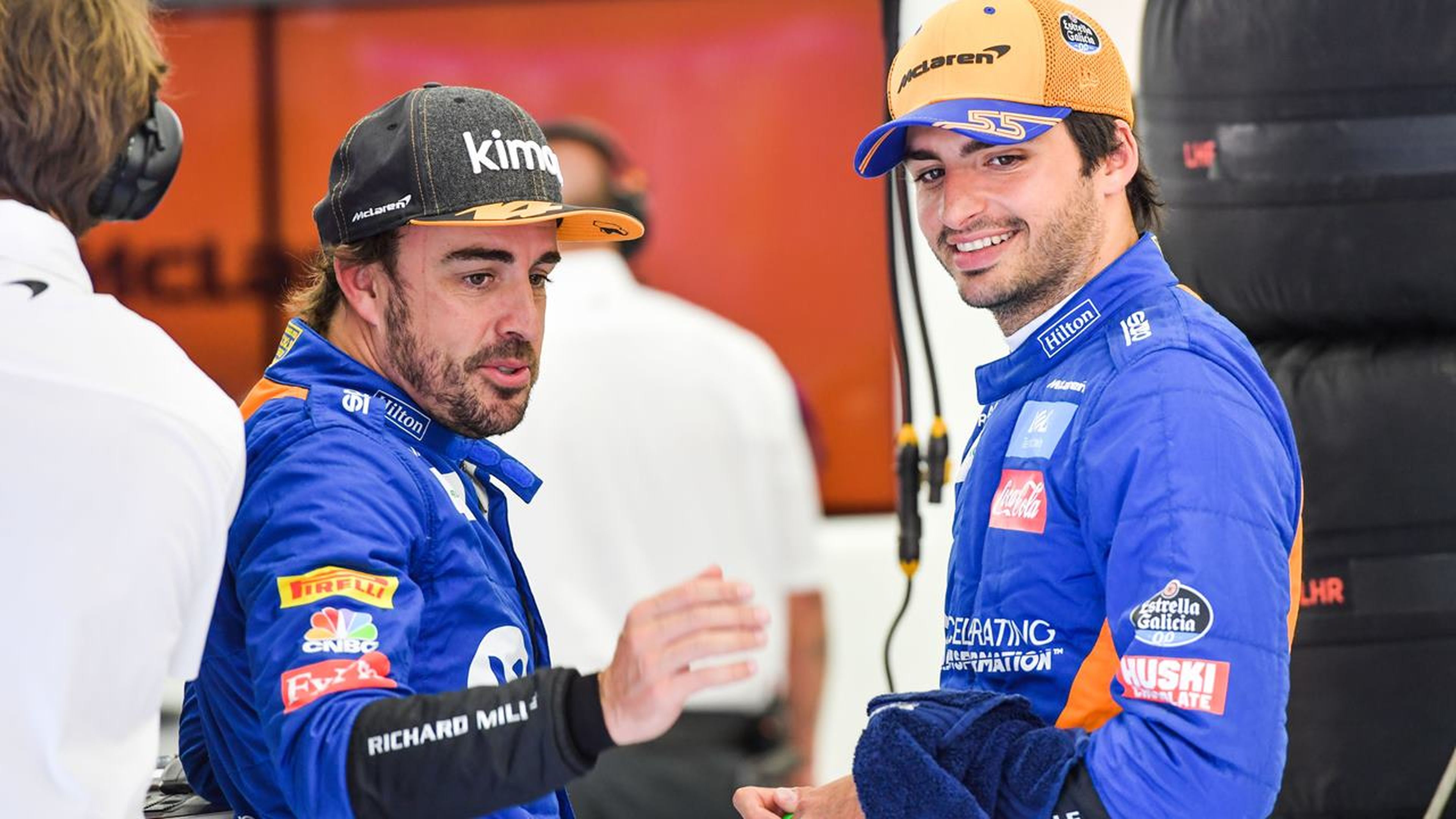 Alonso y Sainz en el box de McLaren