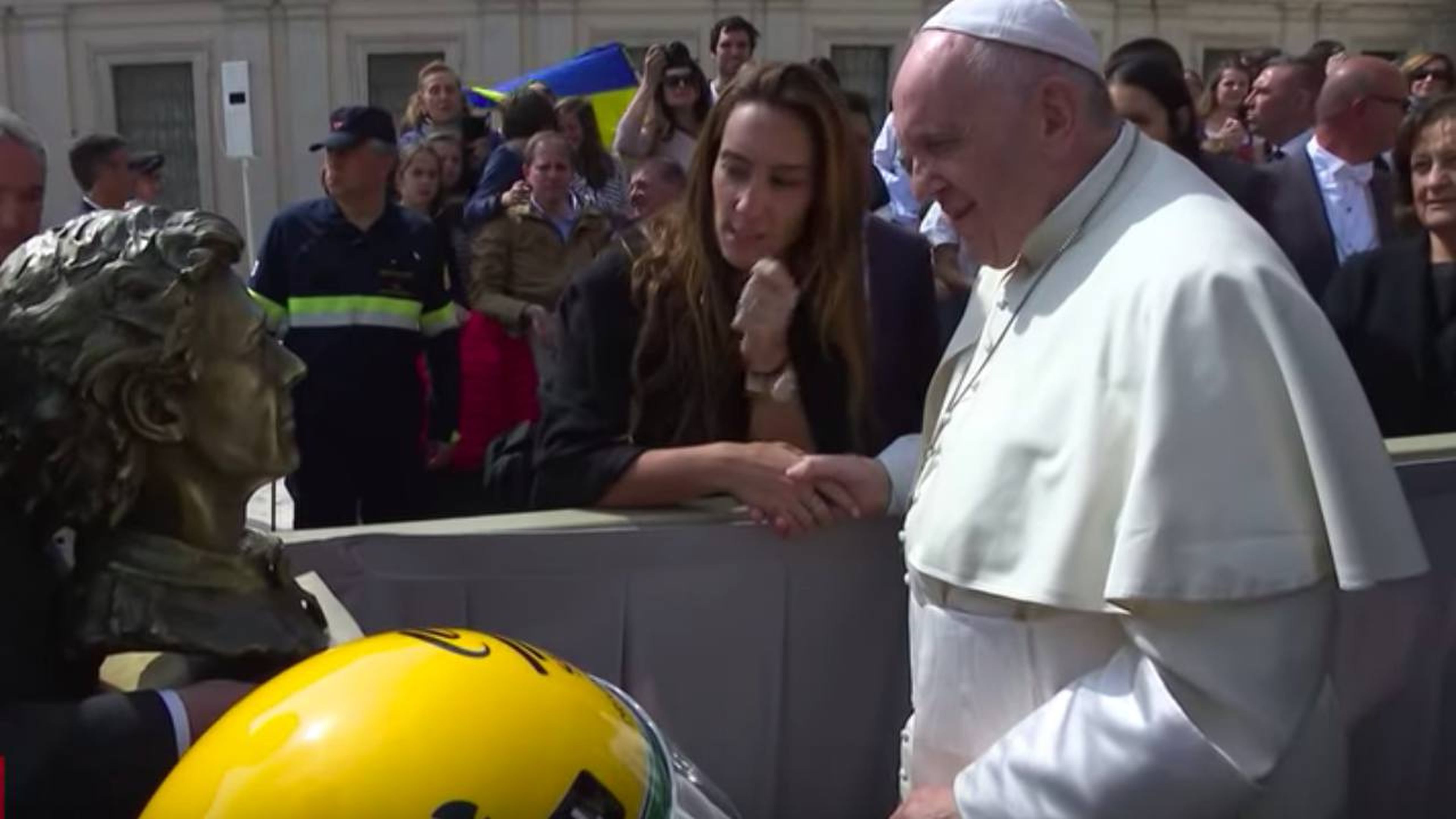 El Papa recibe un busto y un casco de Ayrton Senna