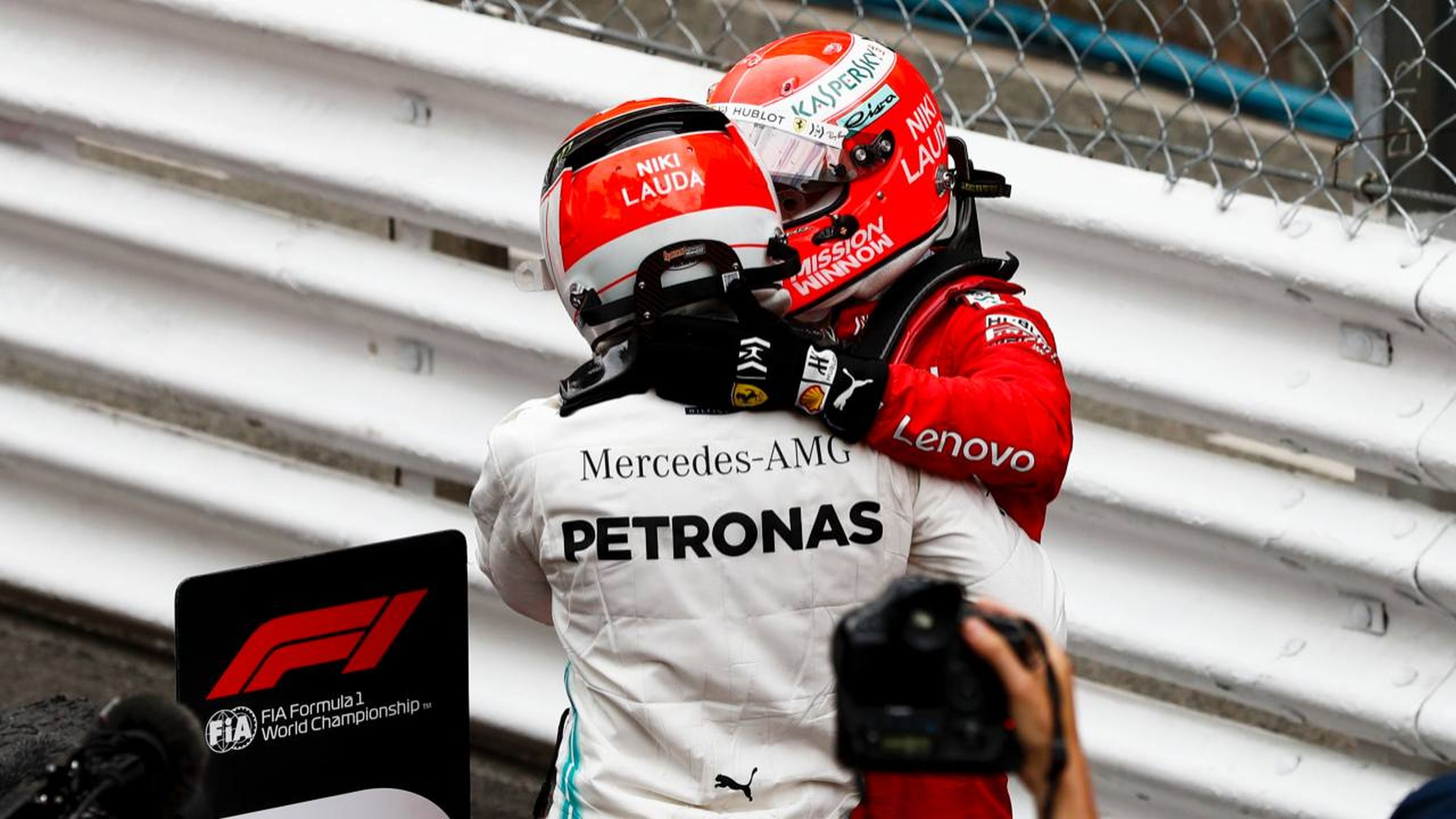 Hamilton y Vettel con el casco de Lauda