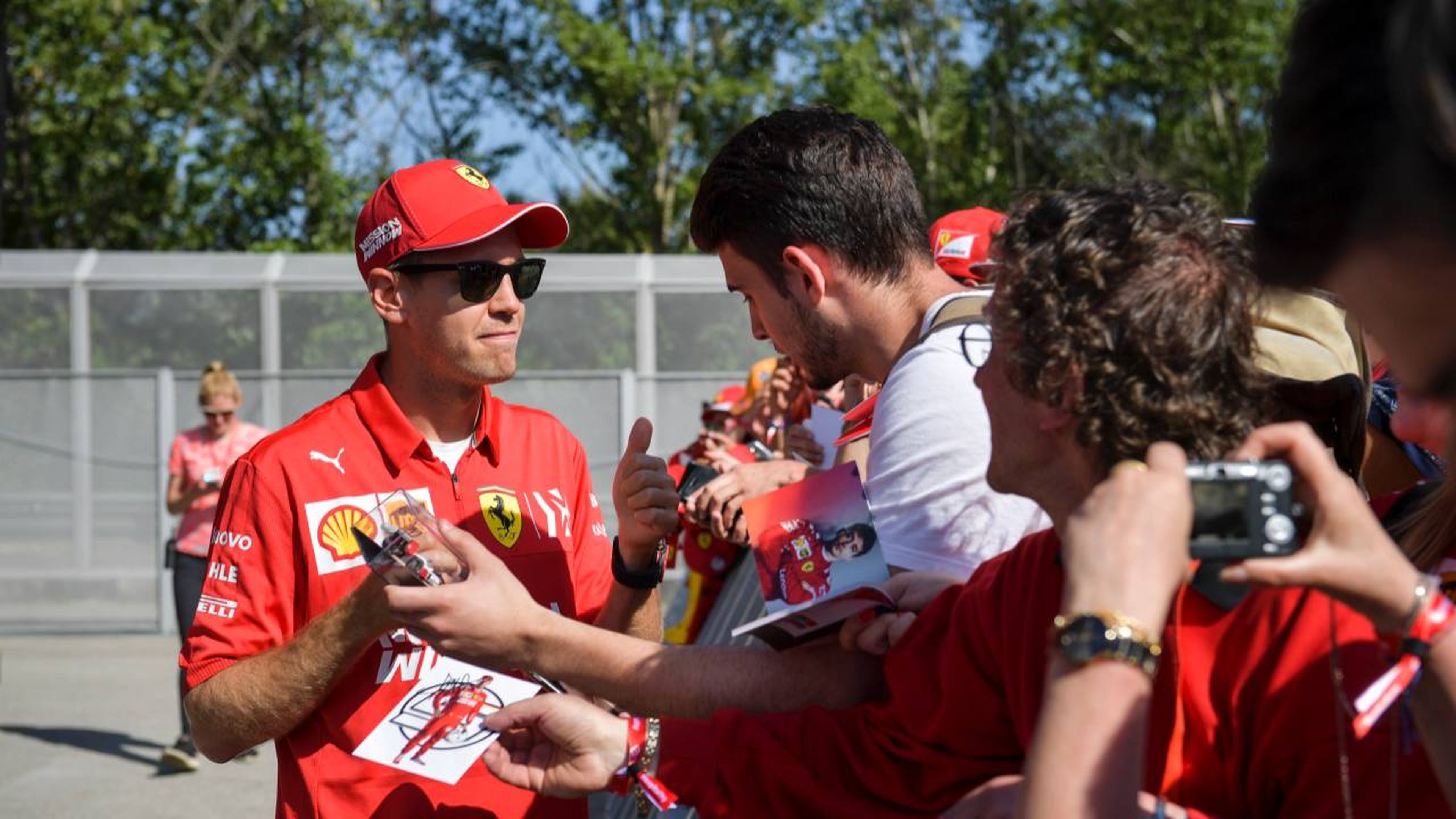 Vettel con aficionados en Barcelona