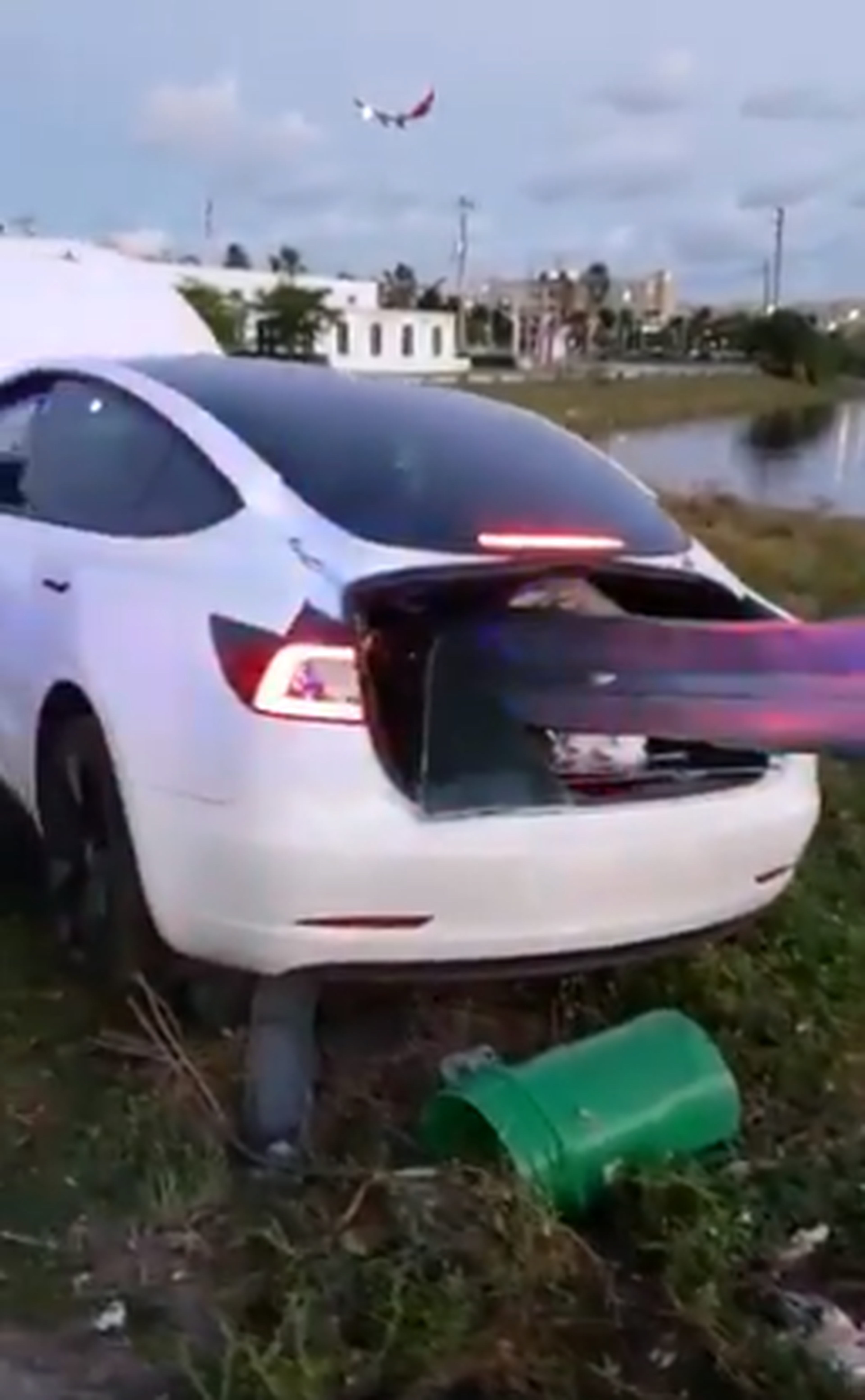 VÍDEO: Un guardarraíl empala a un Tesla y el conductor sale ileso