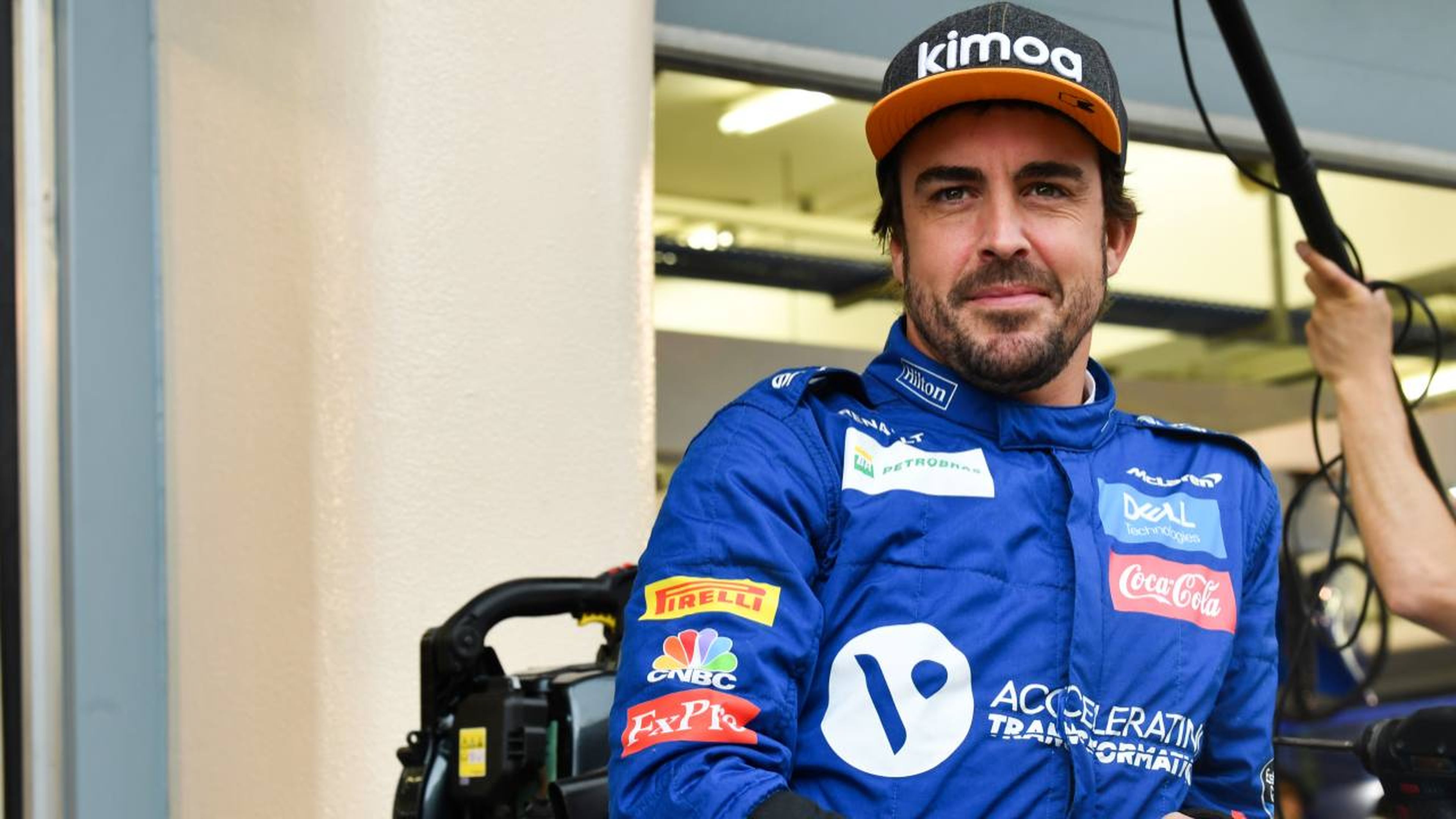 Alonso en el box de McLaren en Bahrein