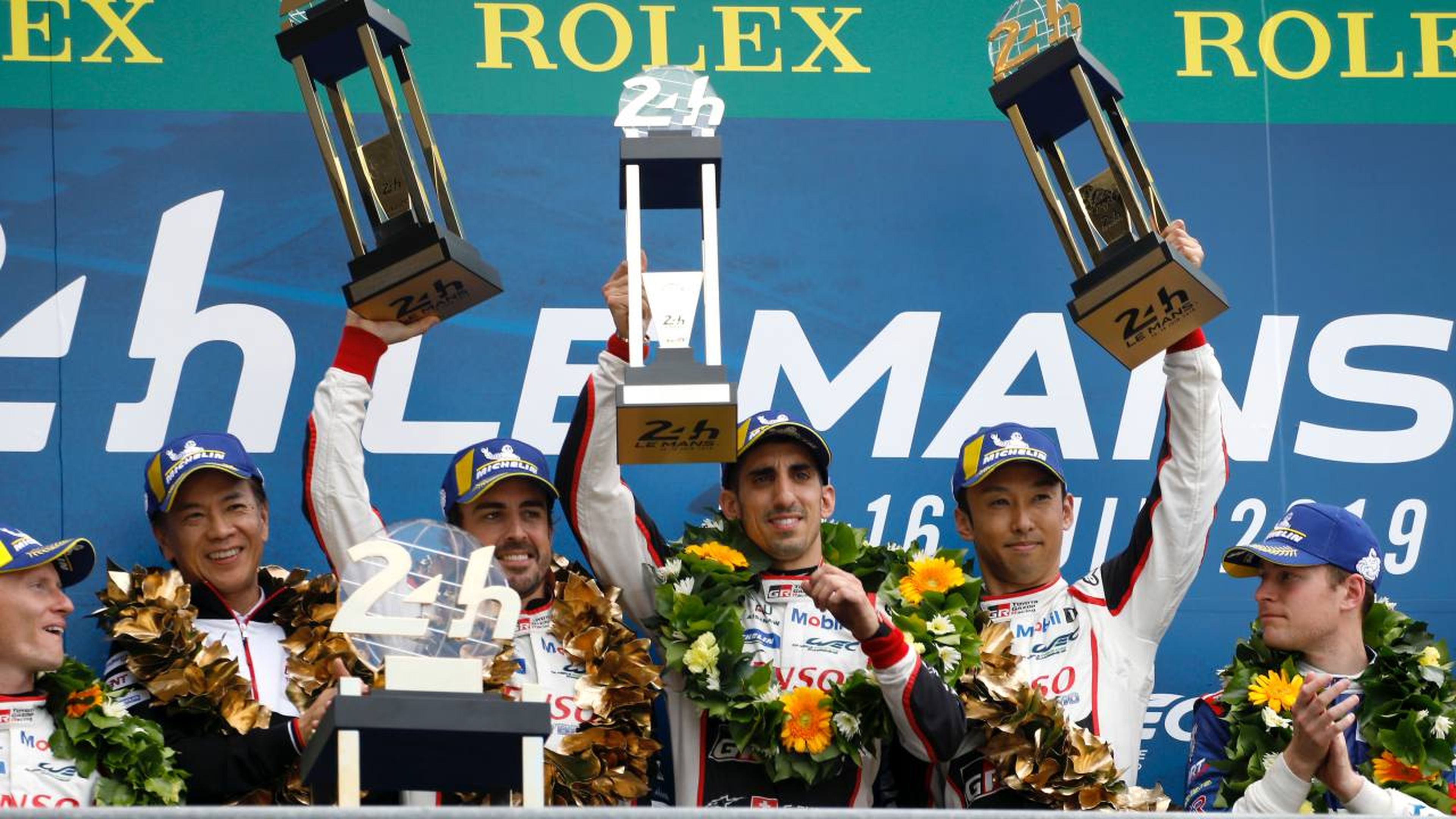 Alonso celebra su victoria en Le Mans