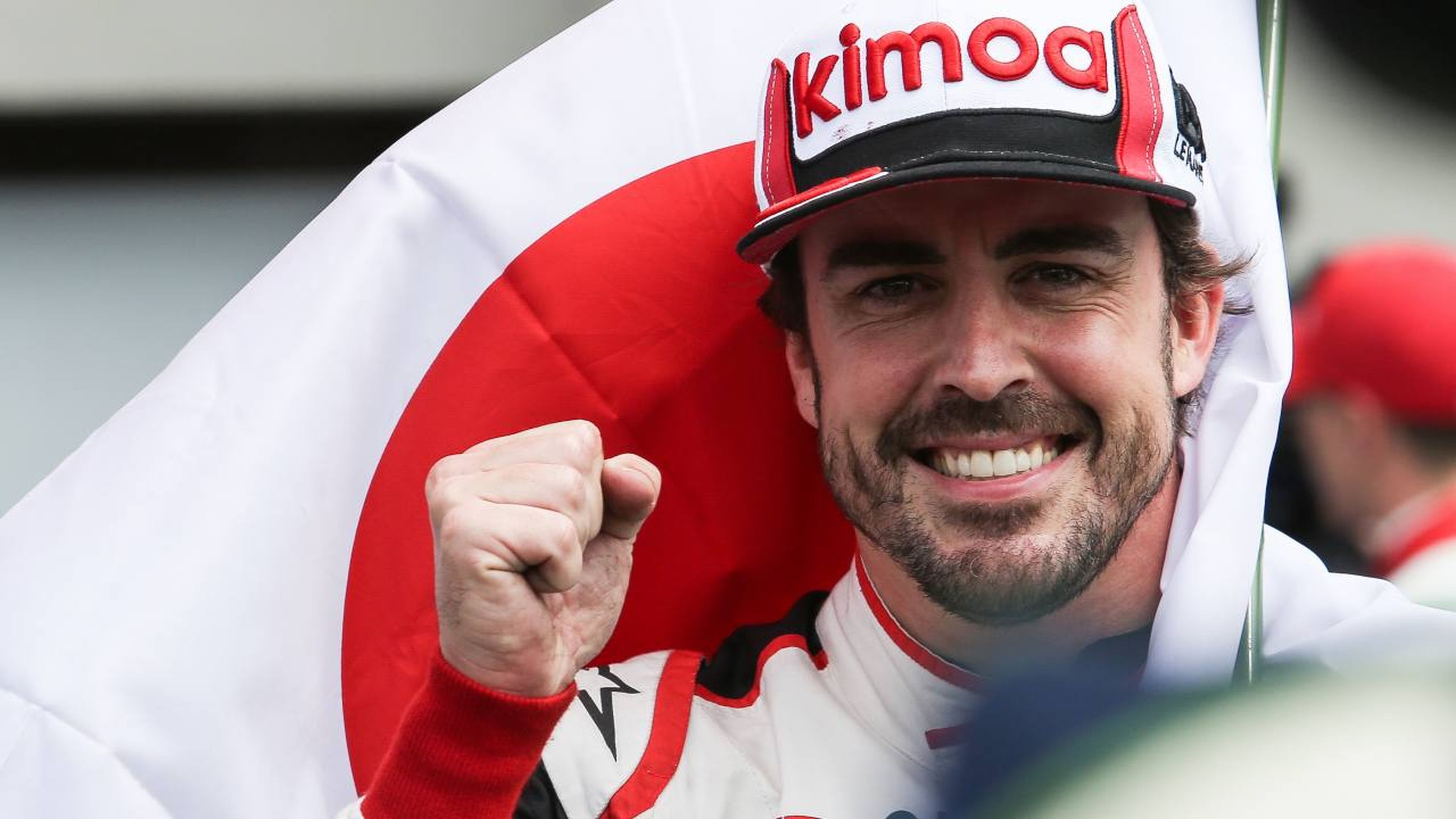 Alonso celebra la victoria en Le Mans