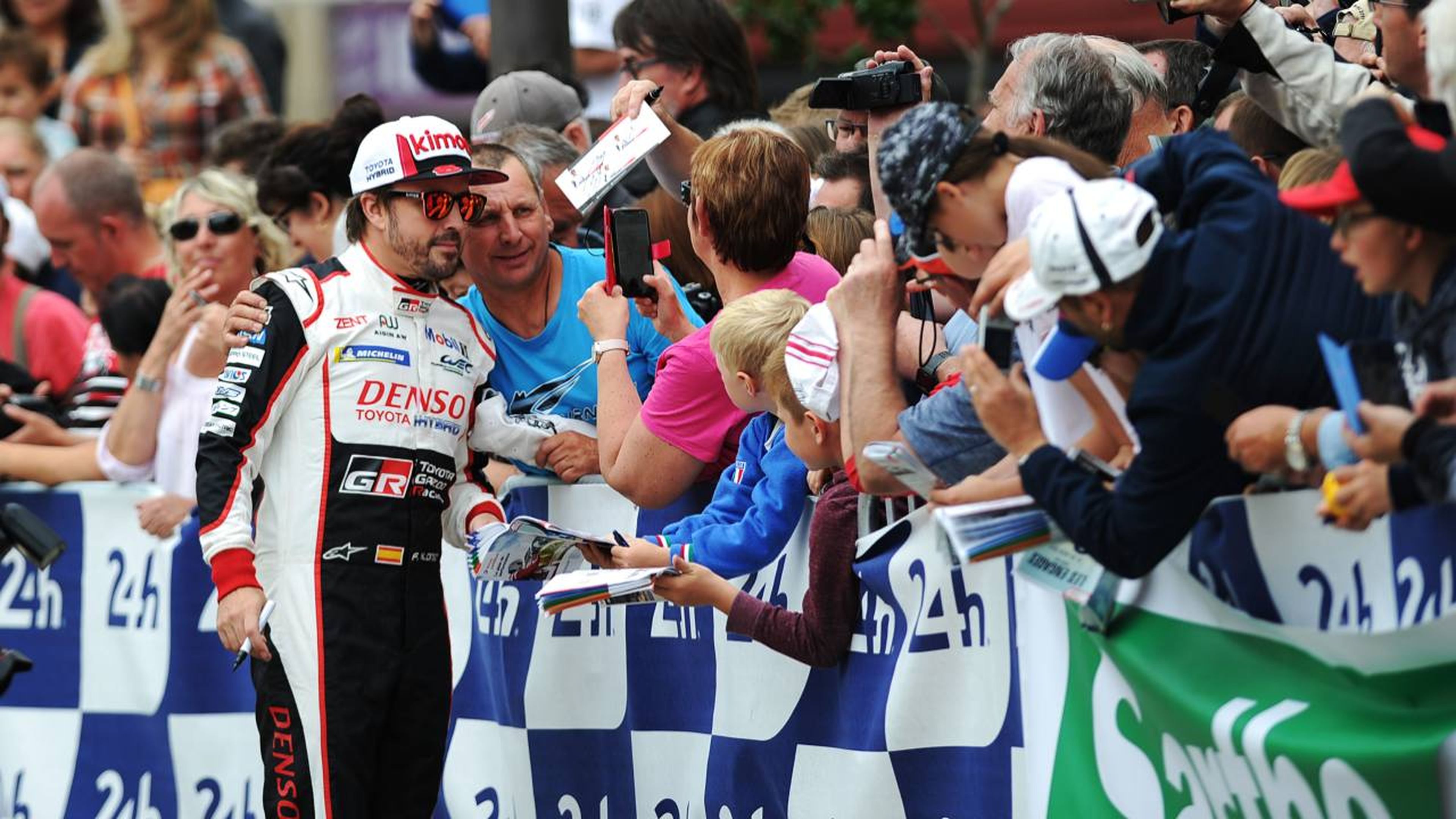 Alonso y fans en Le Mans