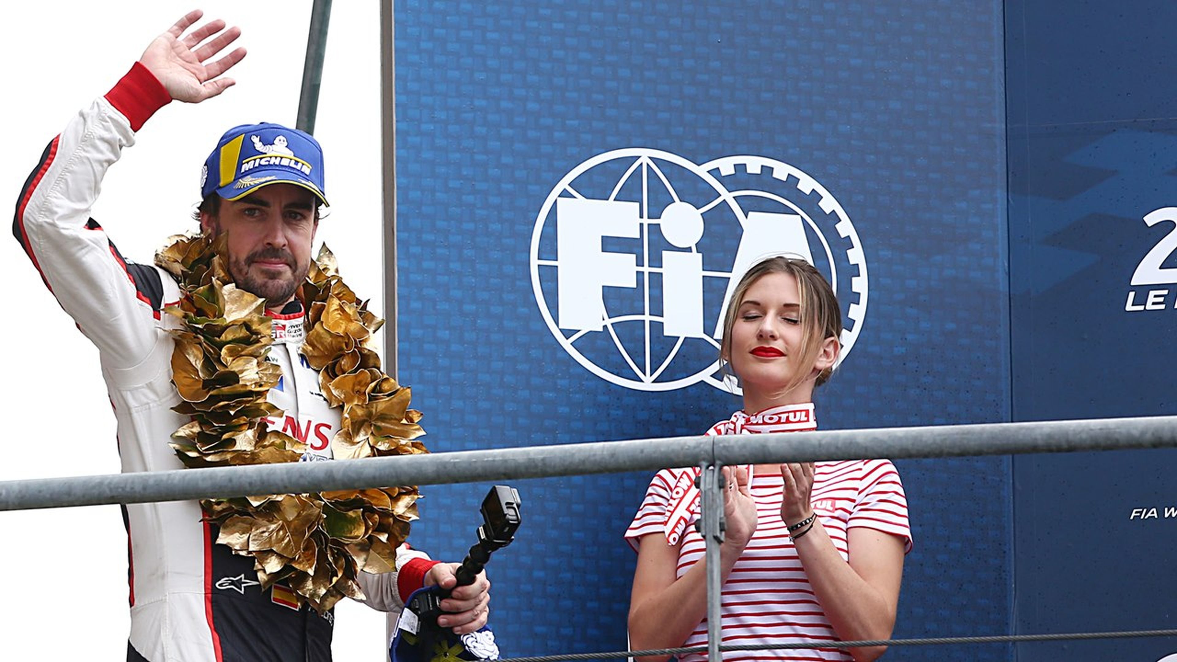 Fernando Alonso en el podio de Le Mans