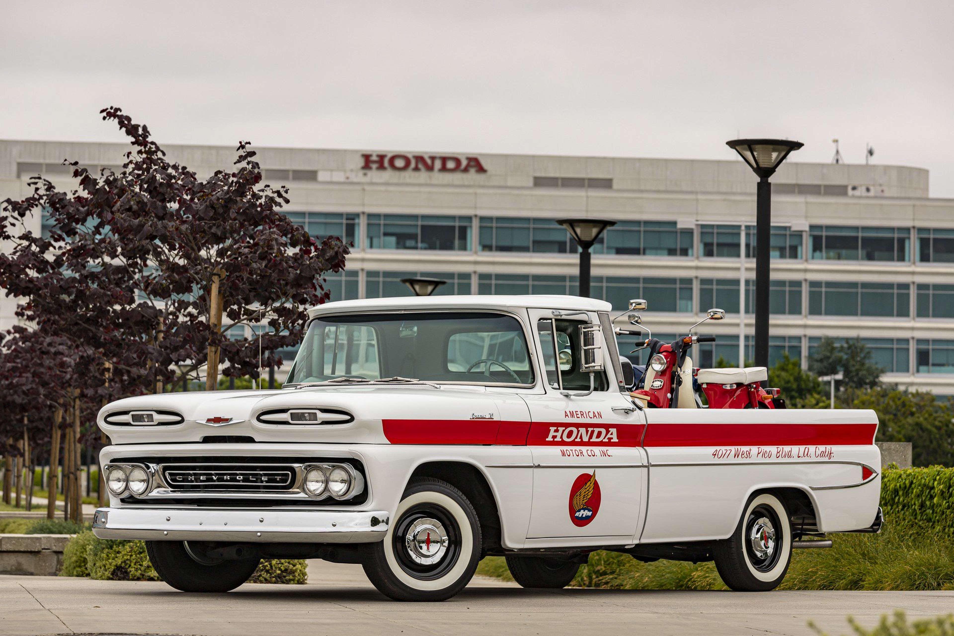 Honda celebra su 60 aniversario en EEUU restaurando un pick up Chevrolet