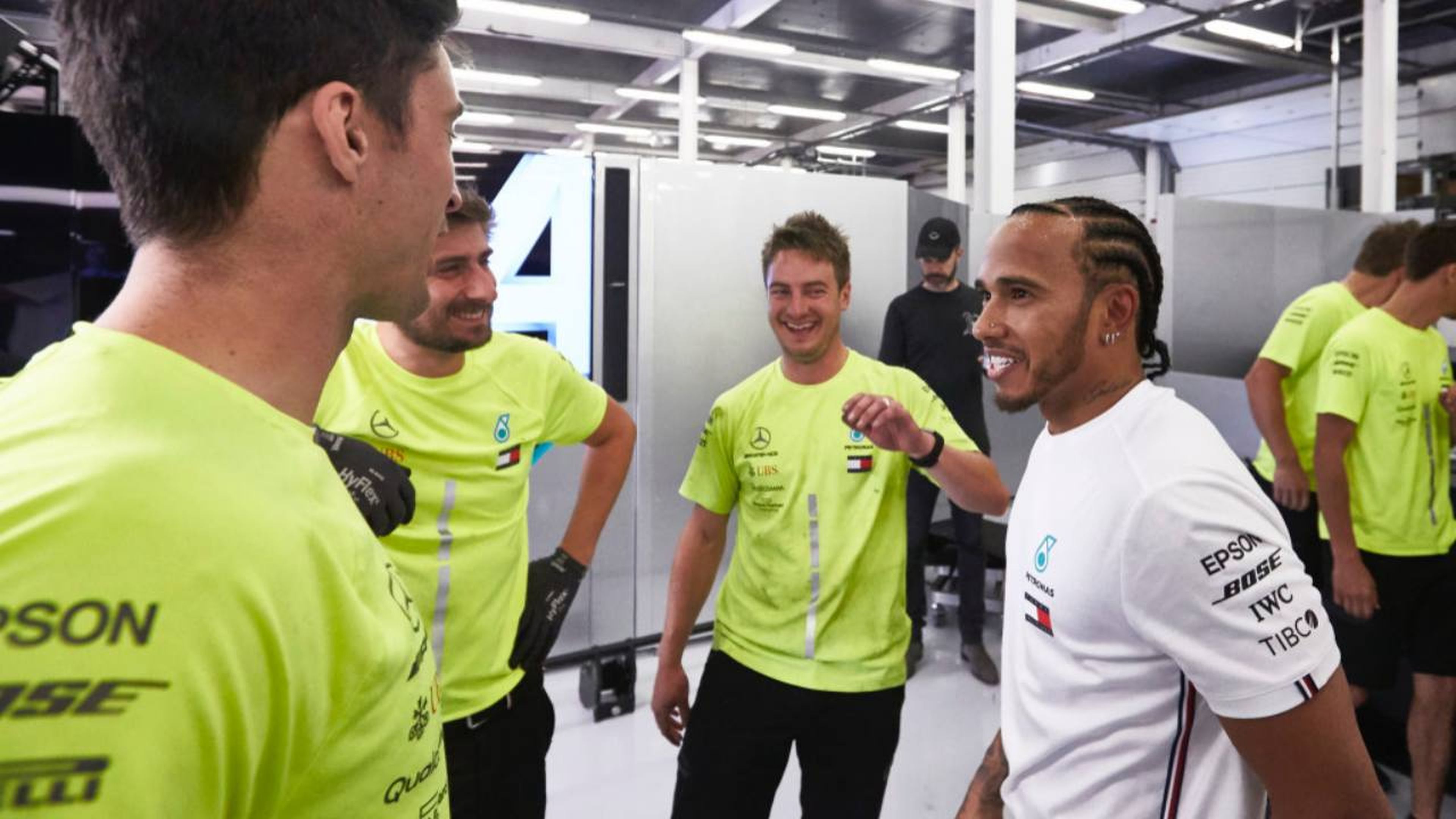 Hamilton y los mecánicos del equipo Mercedes