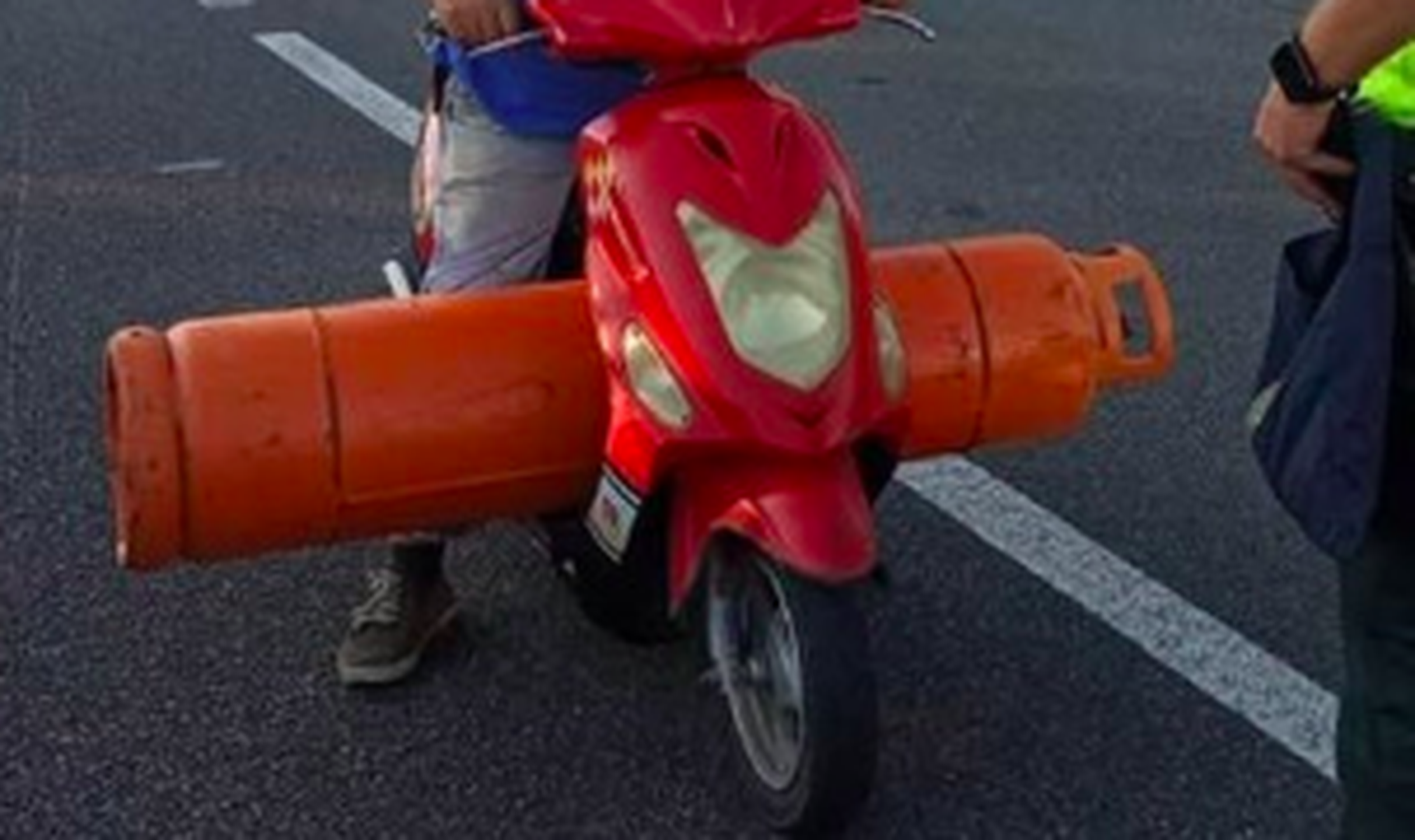 Pillado con una bombona de propano en la moto