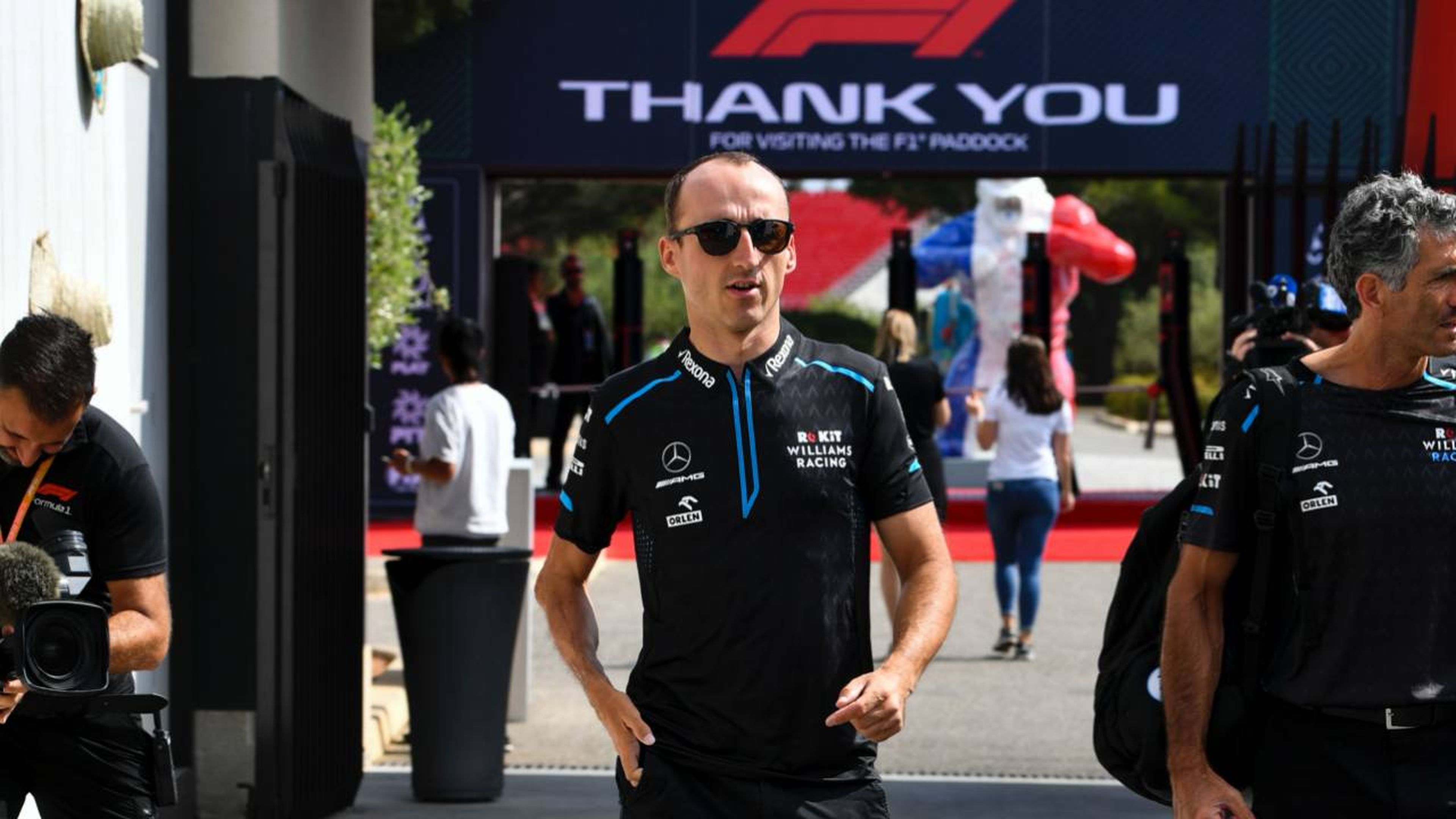 Robert Kubica en el paddock de la F1