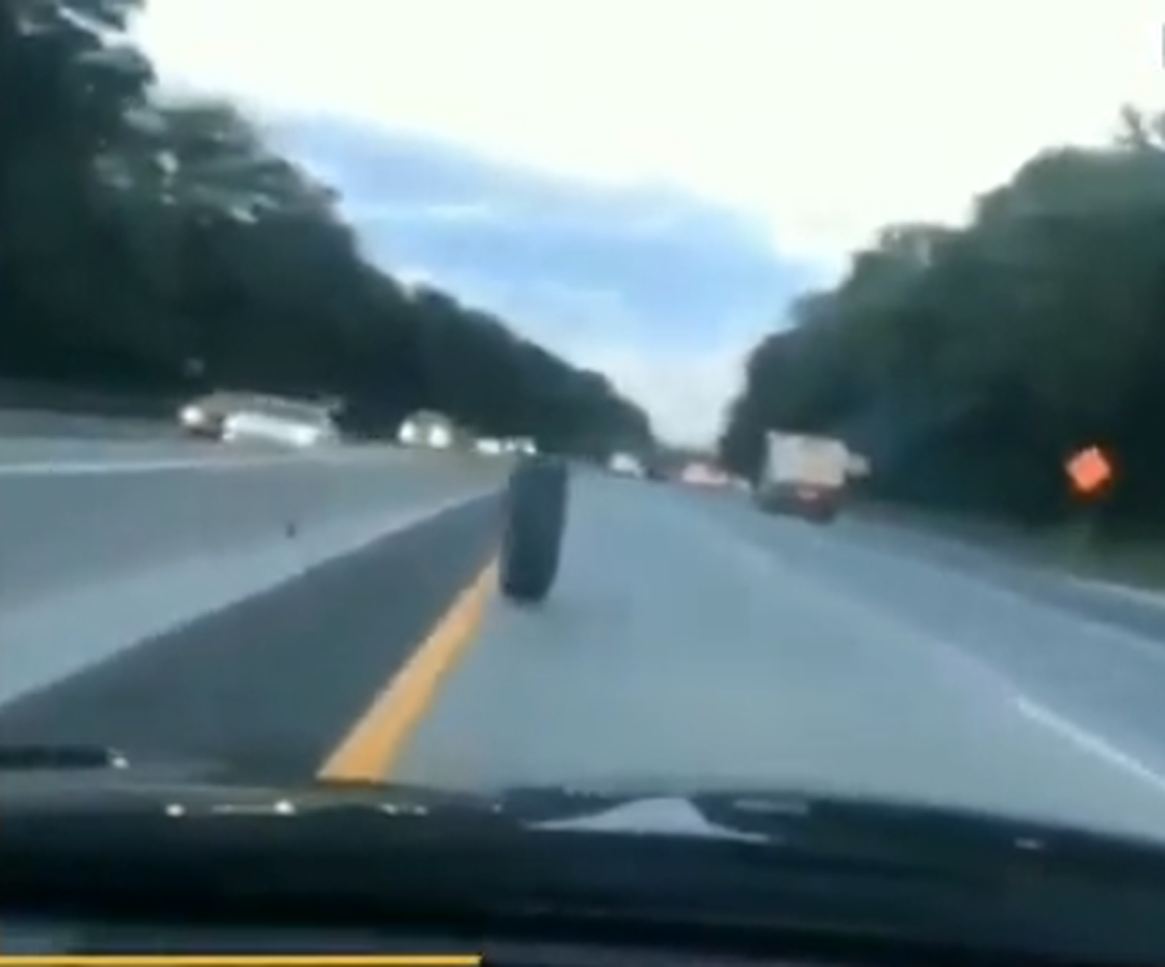 Una rueda casi provoca un accidente fatal en una autopista