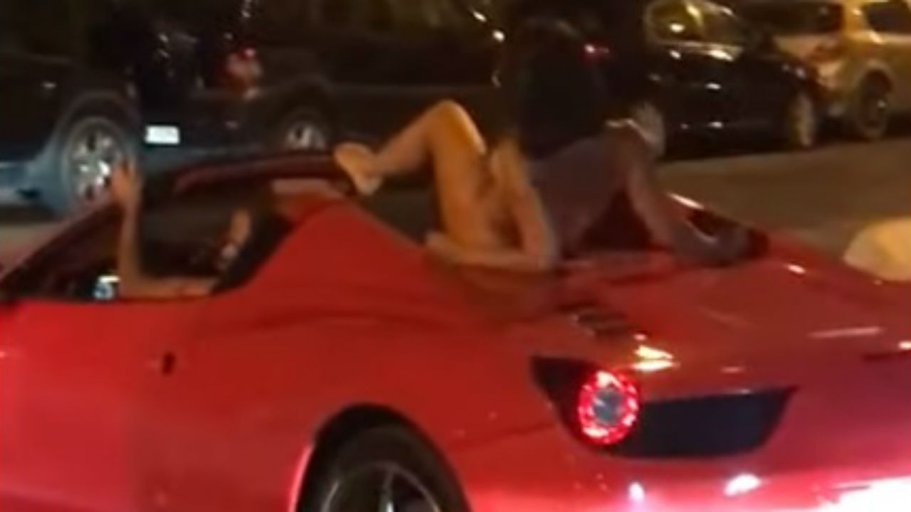 Pasea a una mujer desnuda sobre su Ferrari en Ibiza | Auto Bild España