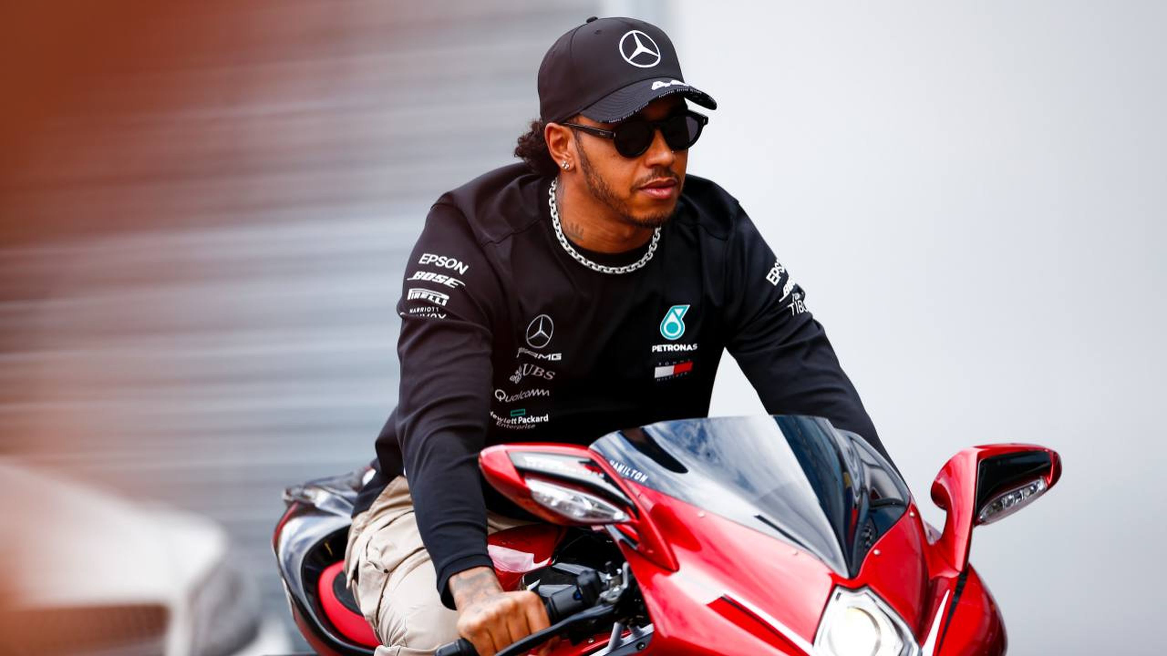 Lewis Hamilton en moto