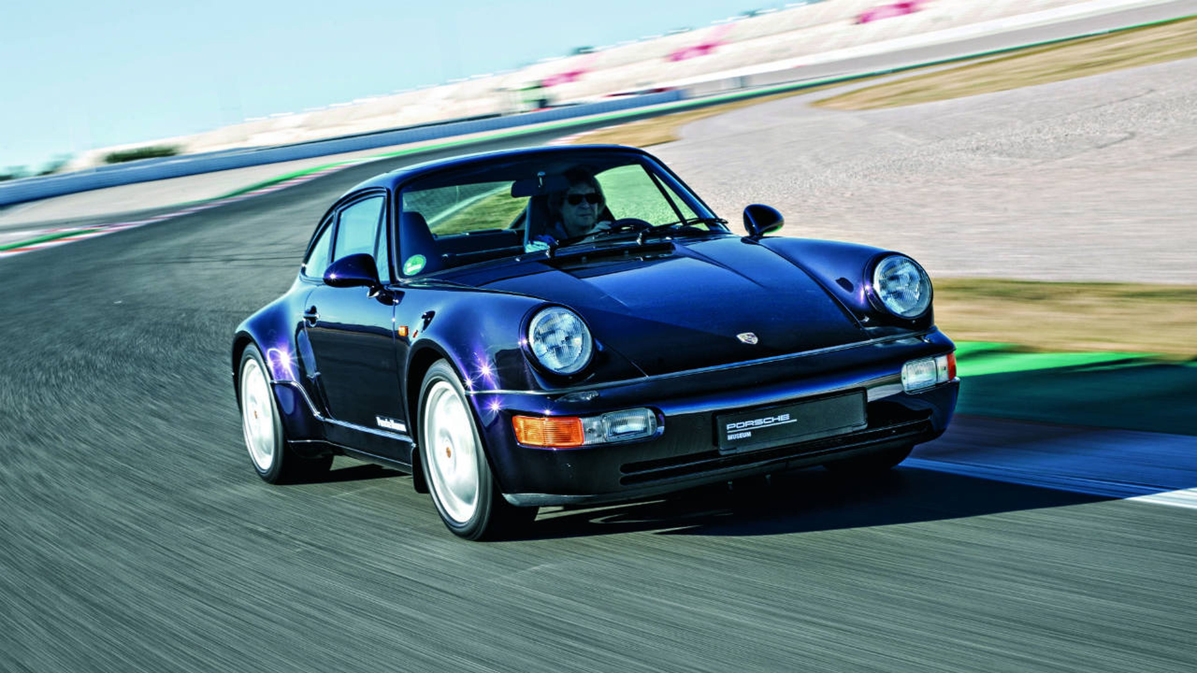 ocho generaciones del Porsche 911 en circuito