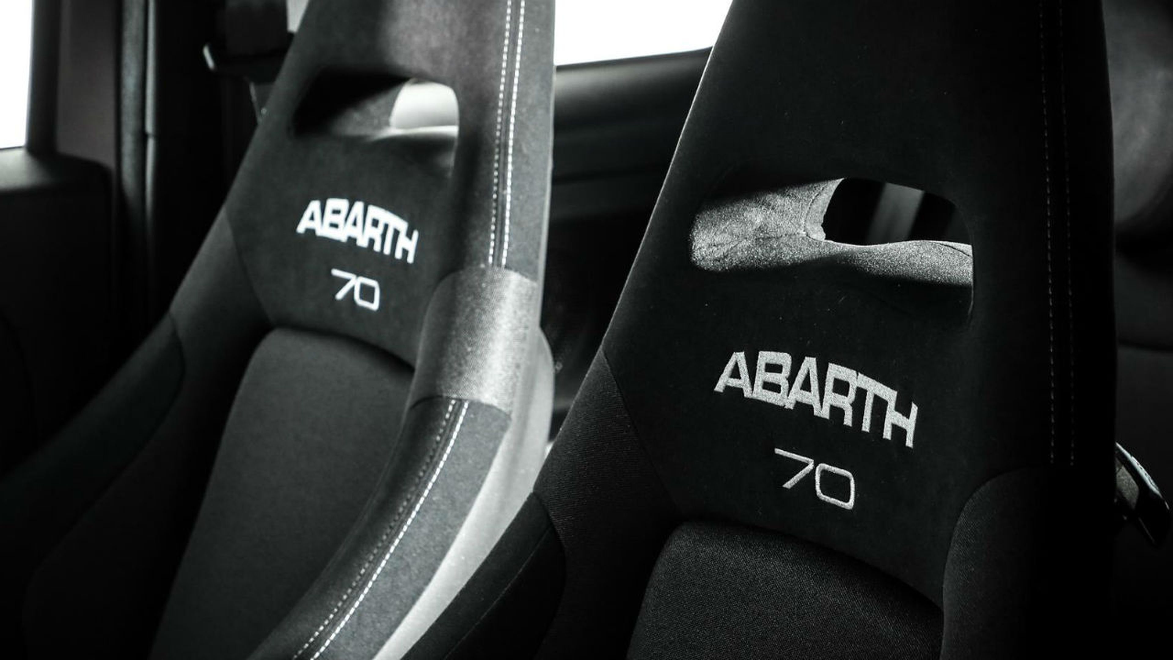 El interior del Abarth 595 Pista cuenta con unos asientos deportivos.