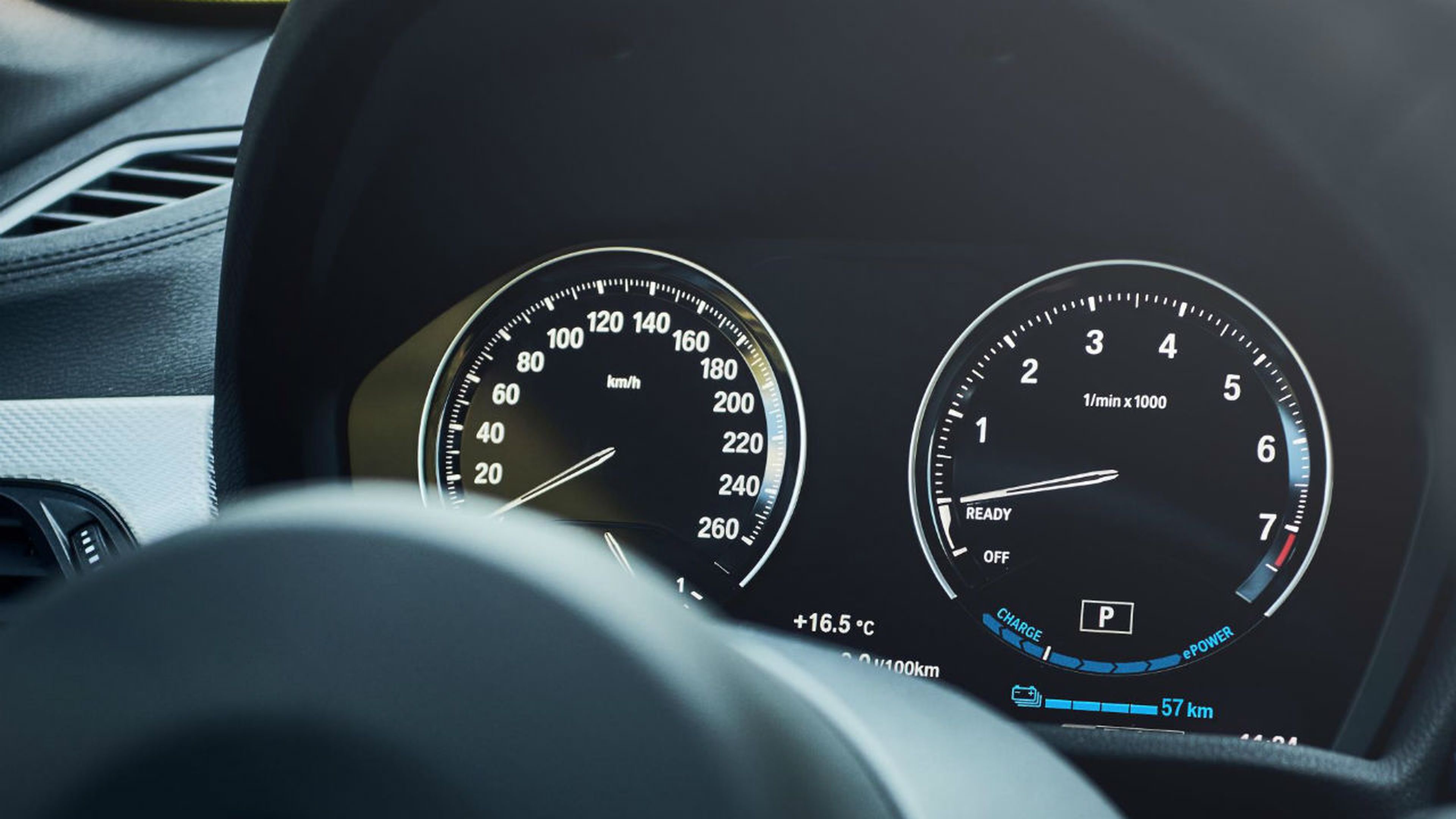 El interior del BMW X1 xDrive25e ofrecerá algunos gráficos e informaciones específicos.