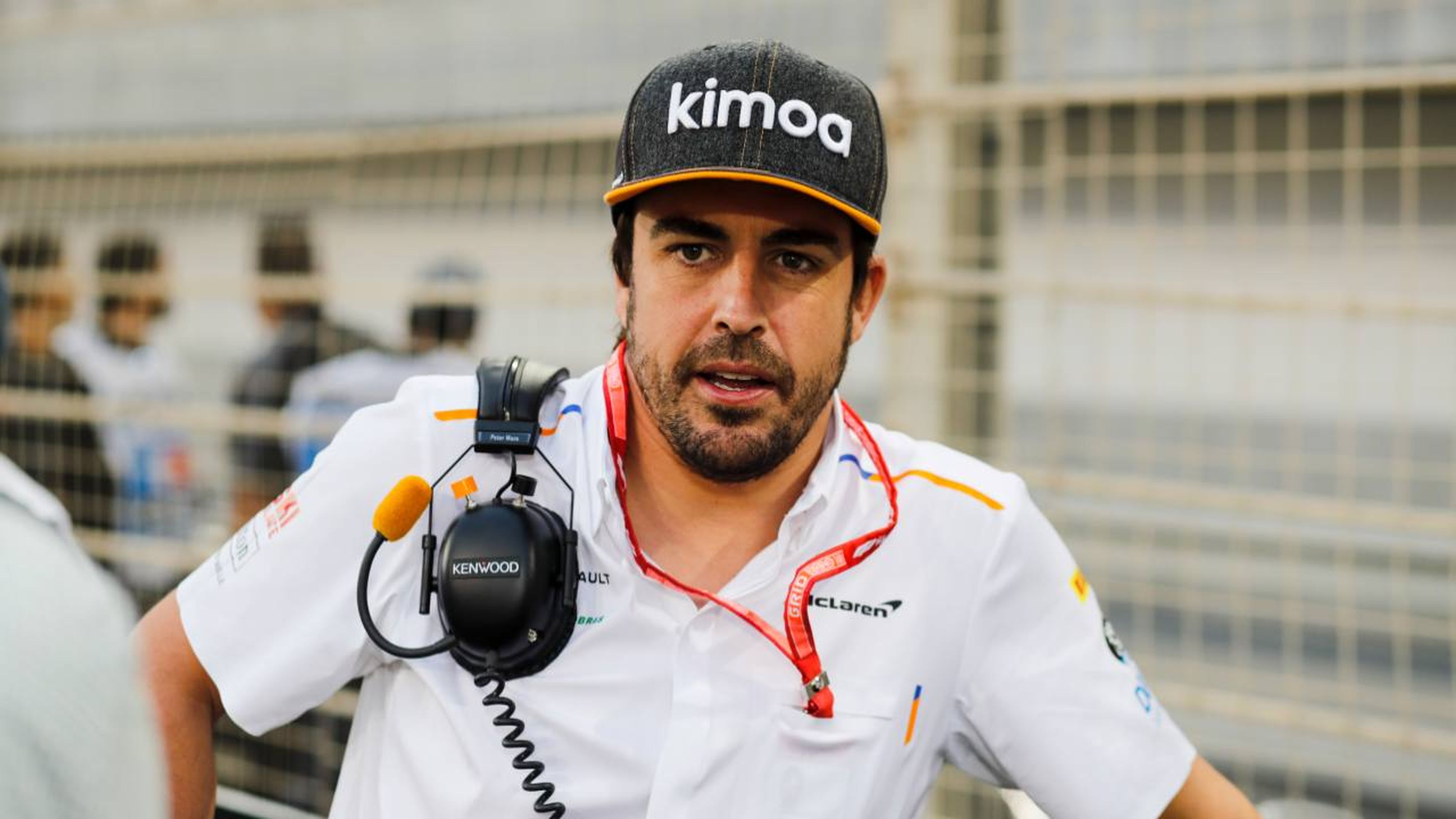 Fernando Alonso en el paddock de Bahrein