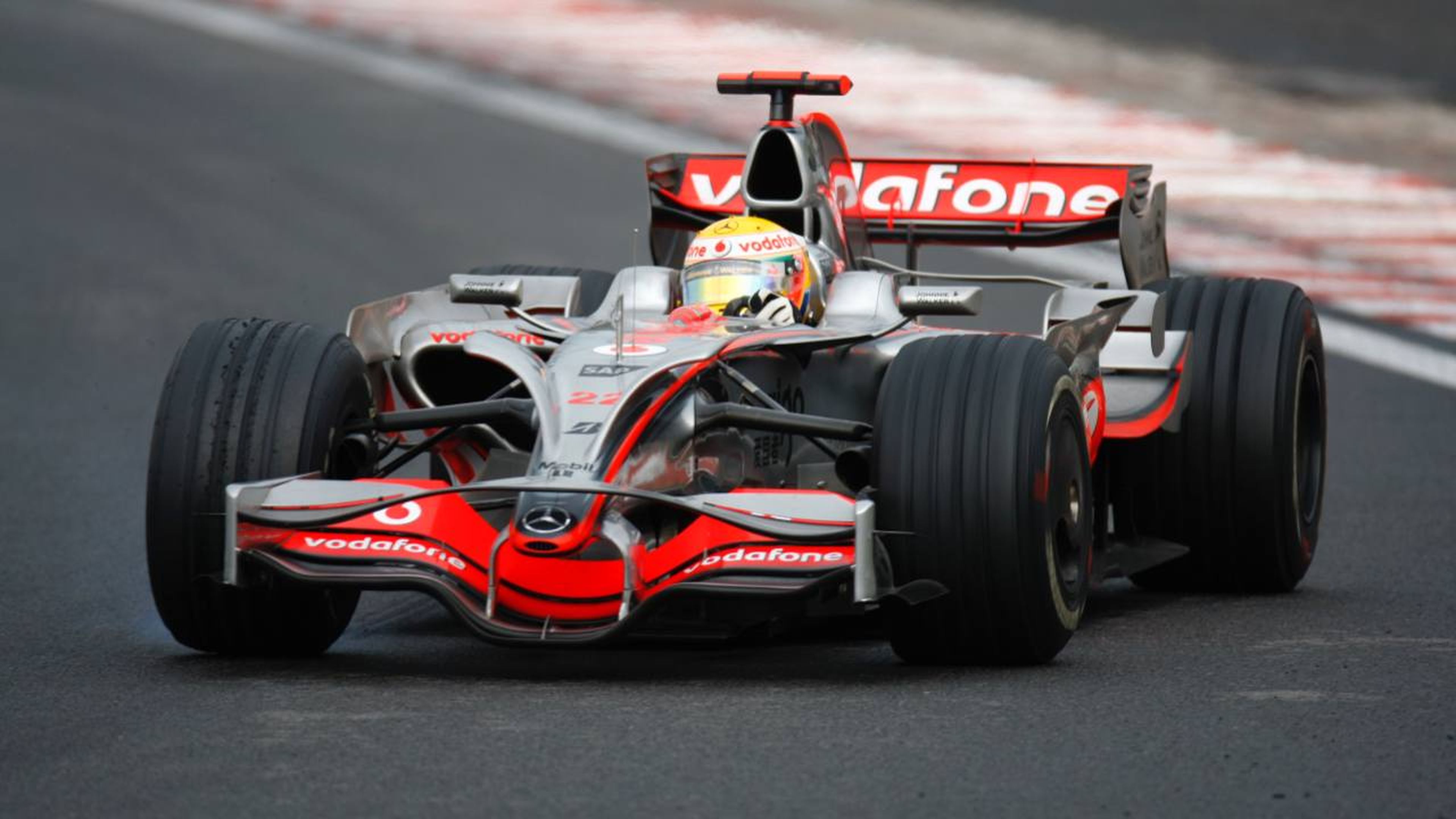 Hamilton y McLaren en 2008