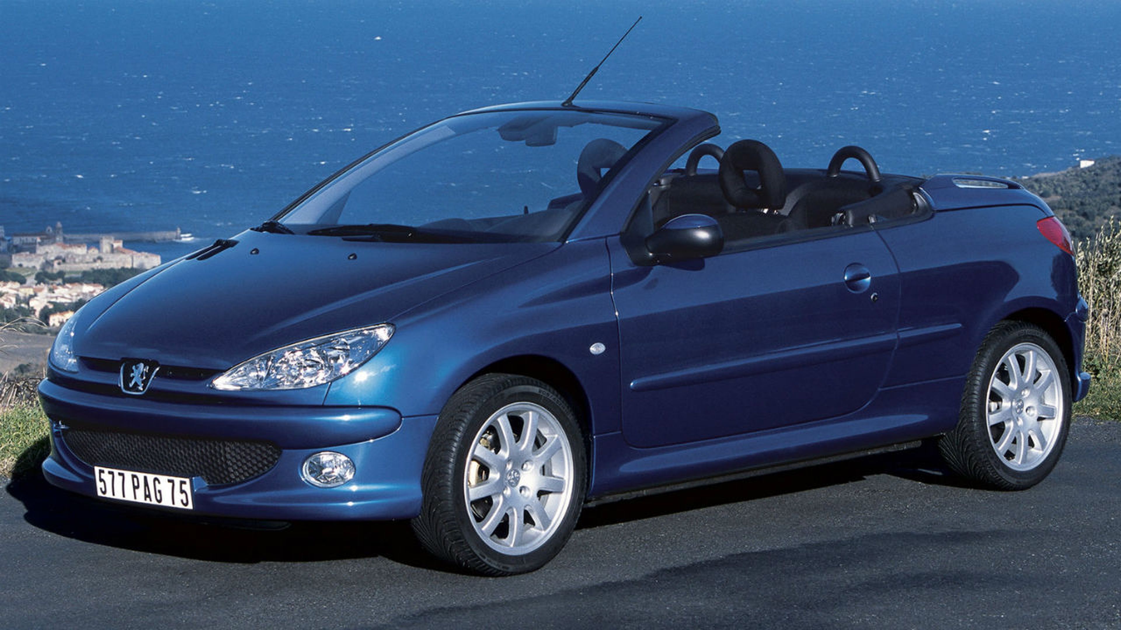 Pocos vehículos más distinguidos que este Peugeot 206 CC encontrarás en el mercado de ocasión por menos dinero.