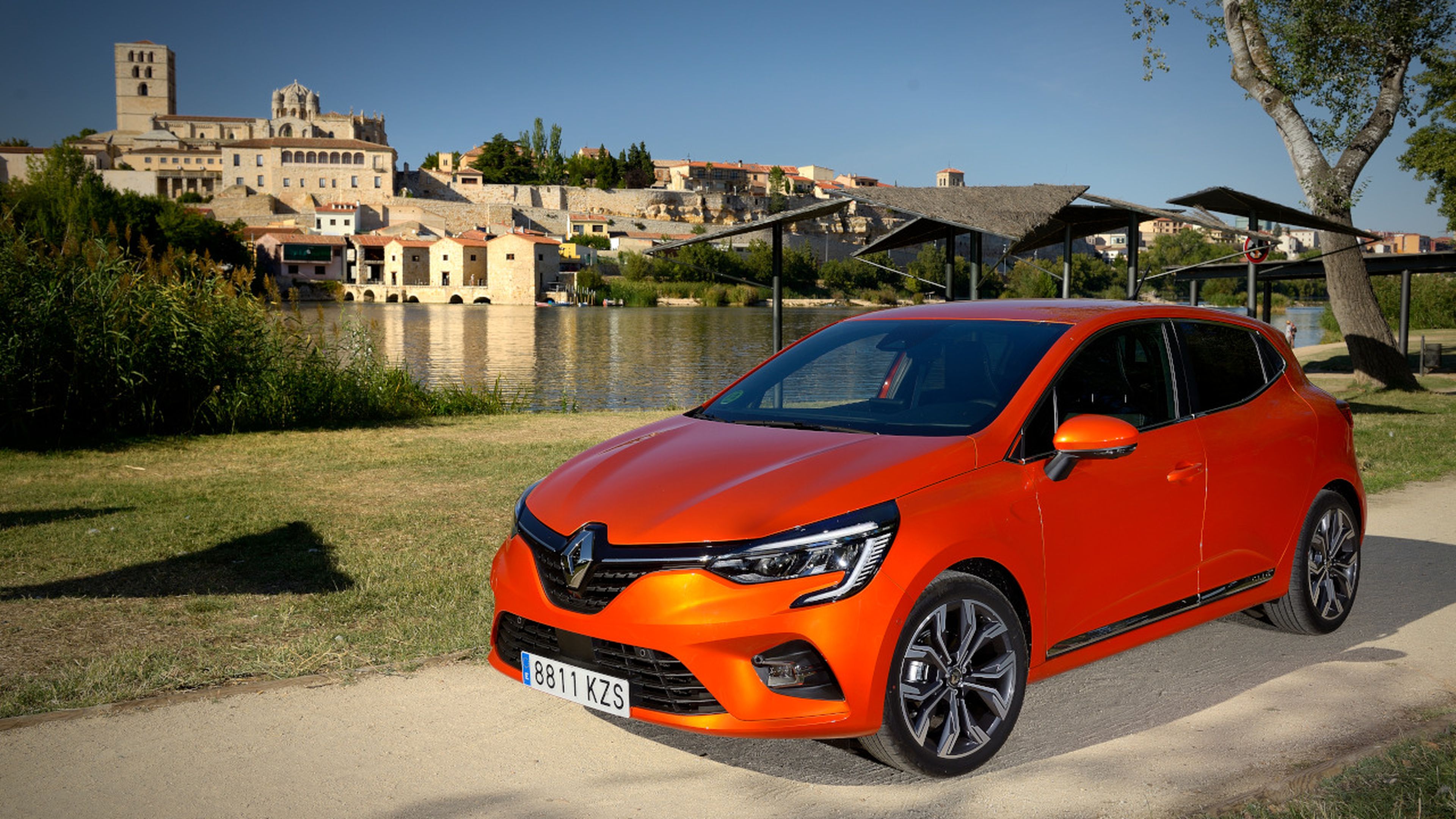 El nuevo Renault Clio 2019 posa delante de la ciudad de Zamora (Castilla y León).