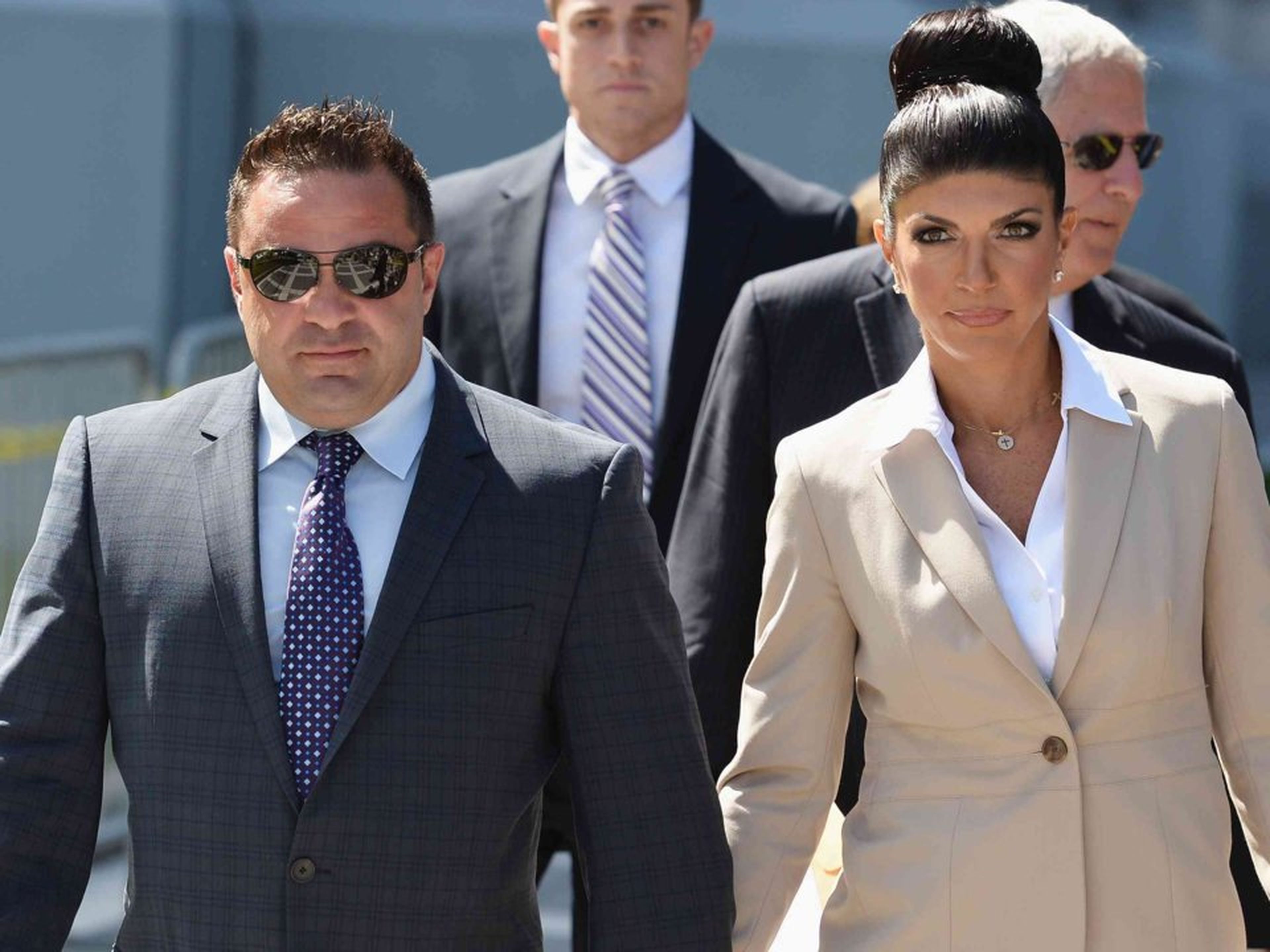 Teresa Giudice, estrella de 'The Real Housewives of New Jersey', y Joe Giudice se dirigen a los tribunales en 2015.