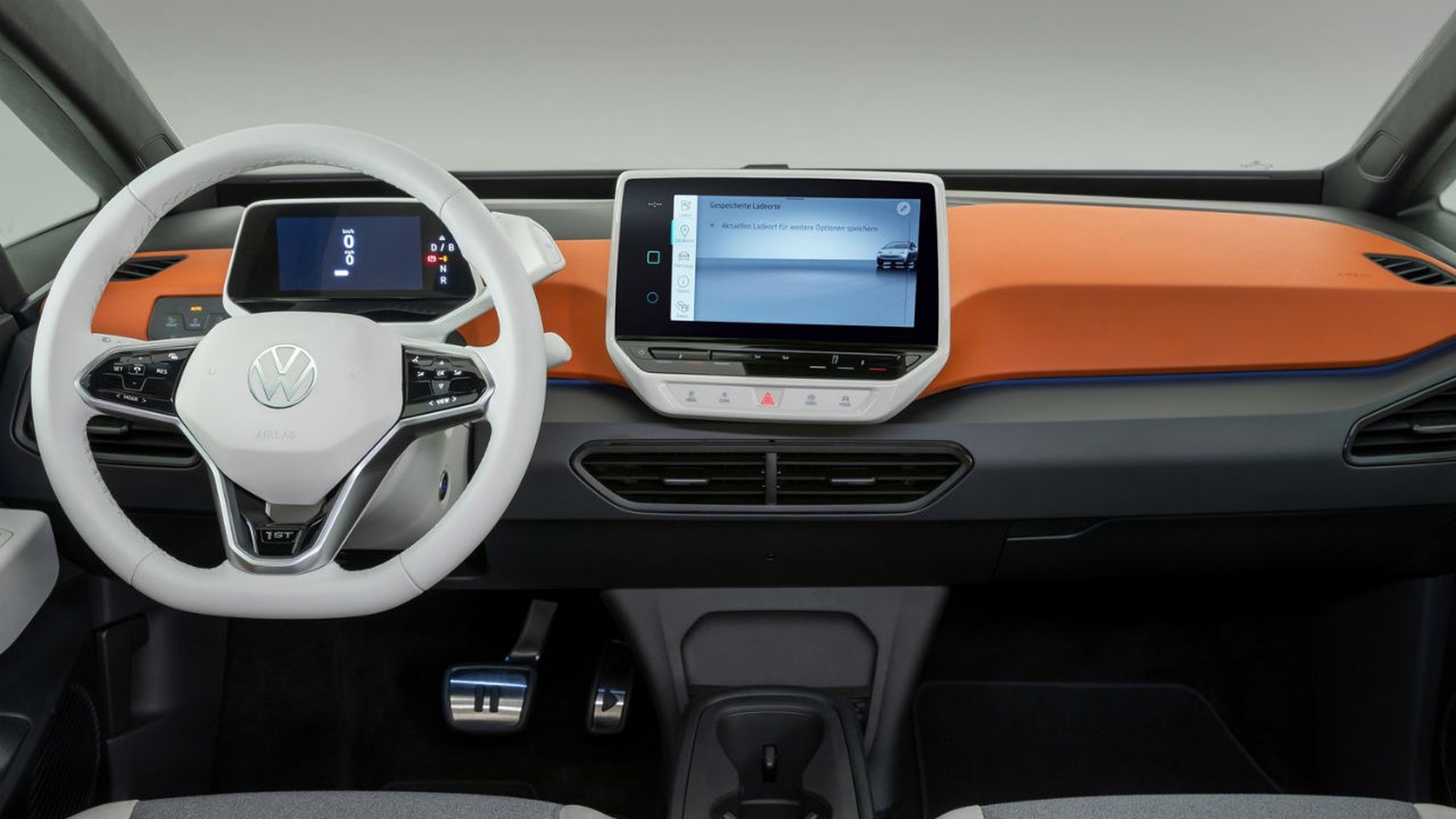 El interior del Volkswagen ID.3 ofrece dos pantallas digitales.