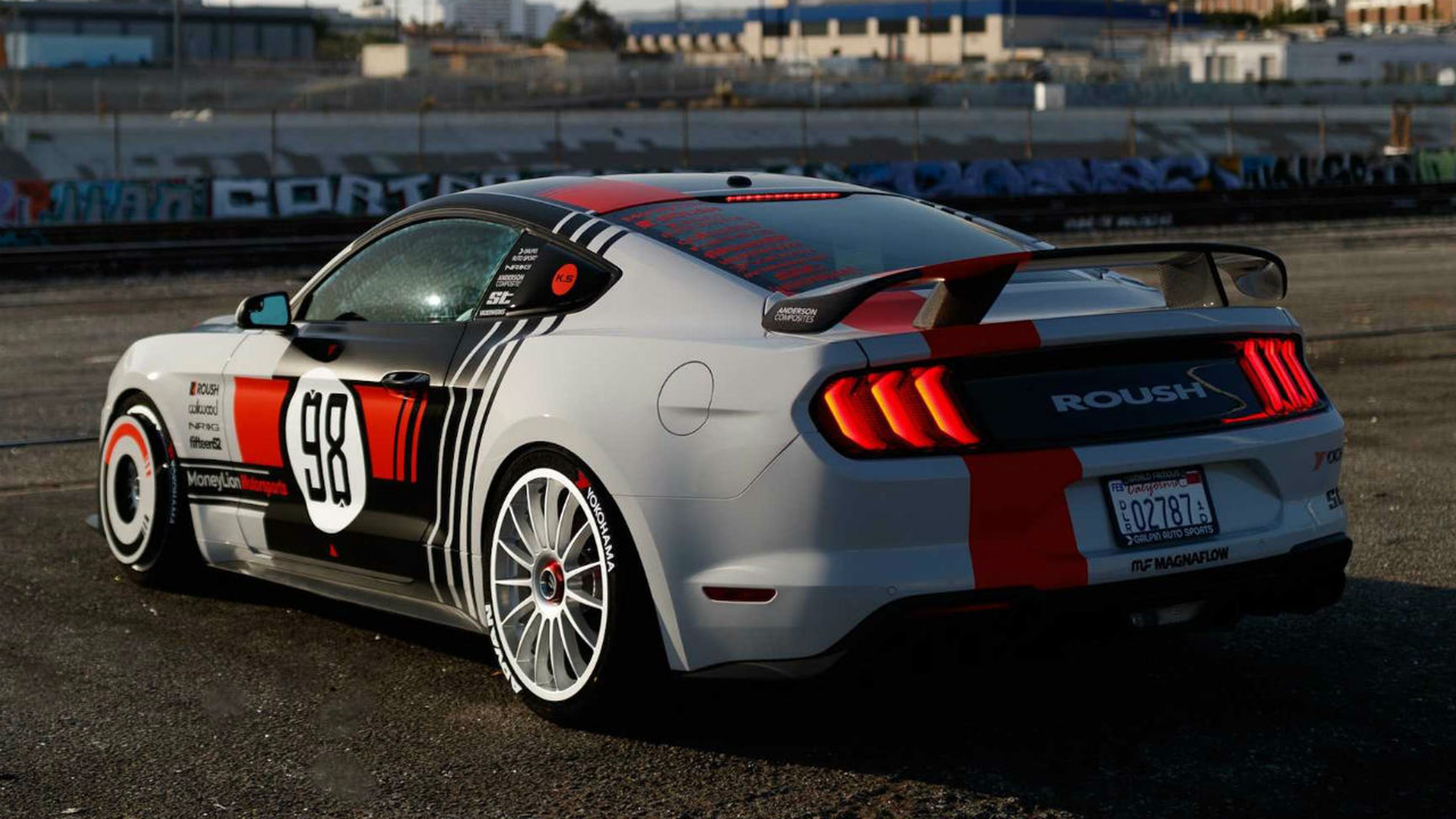 La decoración del Ford Mustang de la imagen tiene historia dentro del mundo de las carreras.