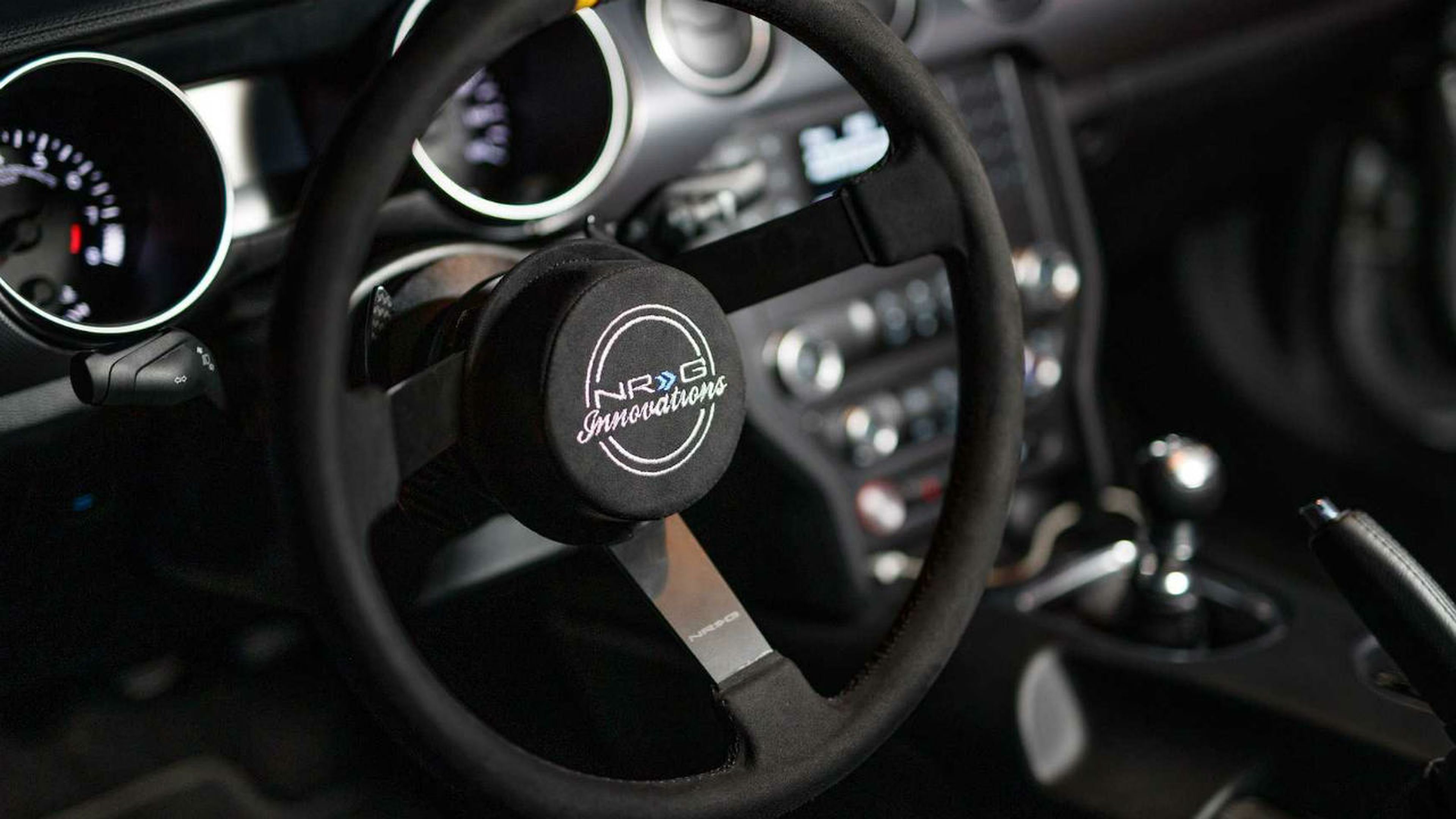 El interior del Ford Mustang cuenta con diversas modificaciones, entre las que se encuentra un volante como los que usan en la NASCAR.
