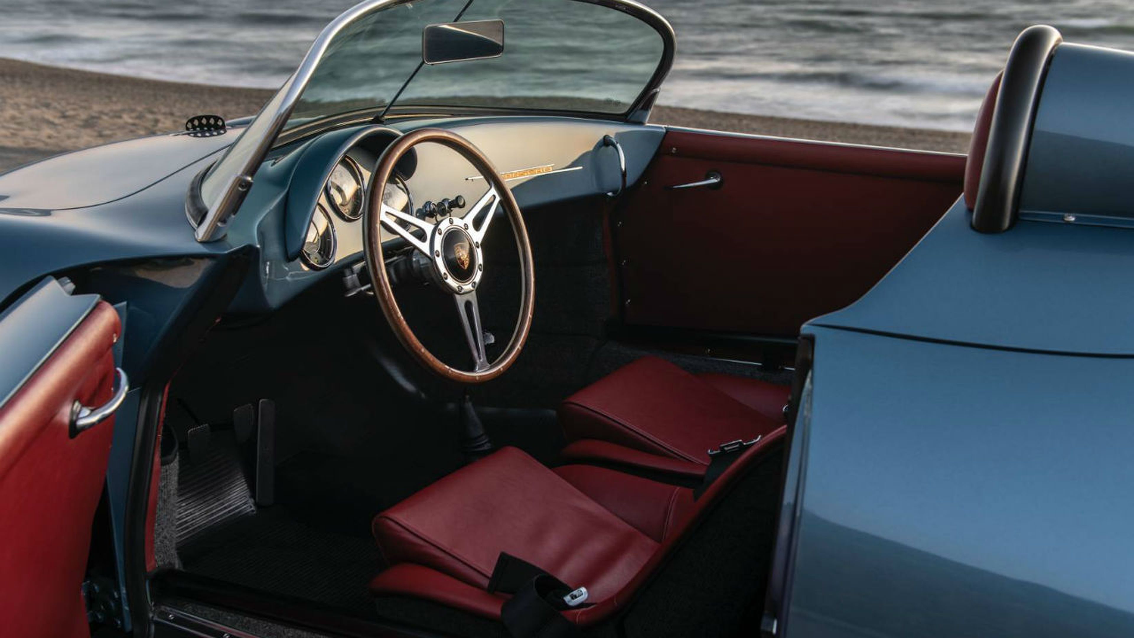 El interior del Porsche 356 Speedster destaca por la carrocería de cuero rojo elegida.