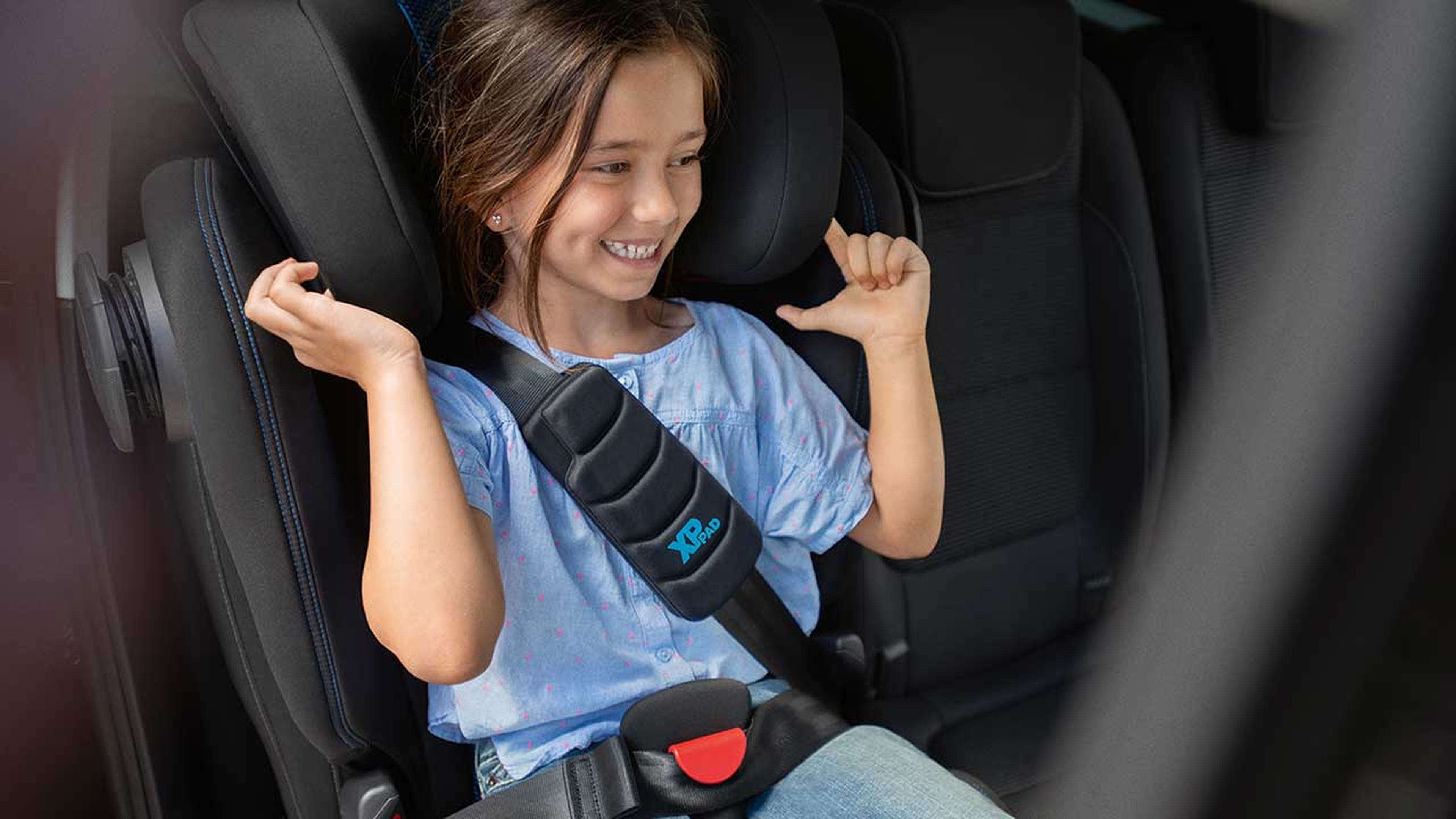 Cómo elegir la silla adecuada cuando tu hijo viaja con cinturón de  seguridad
