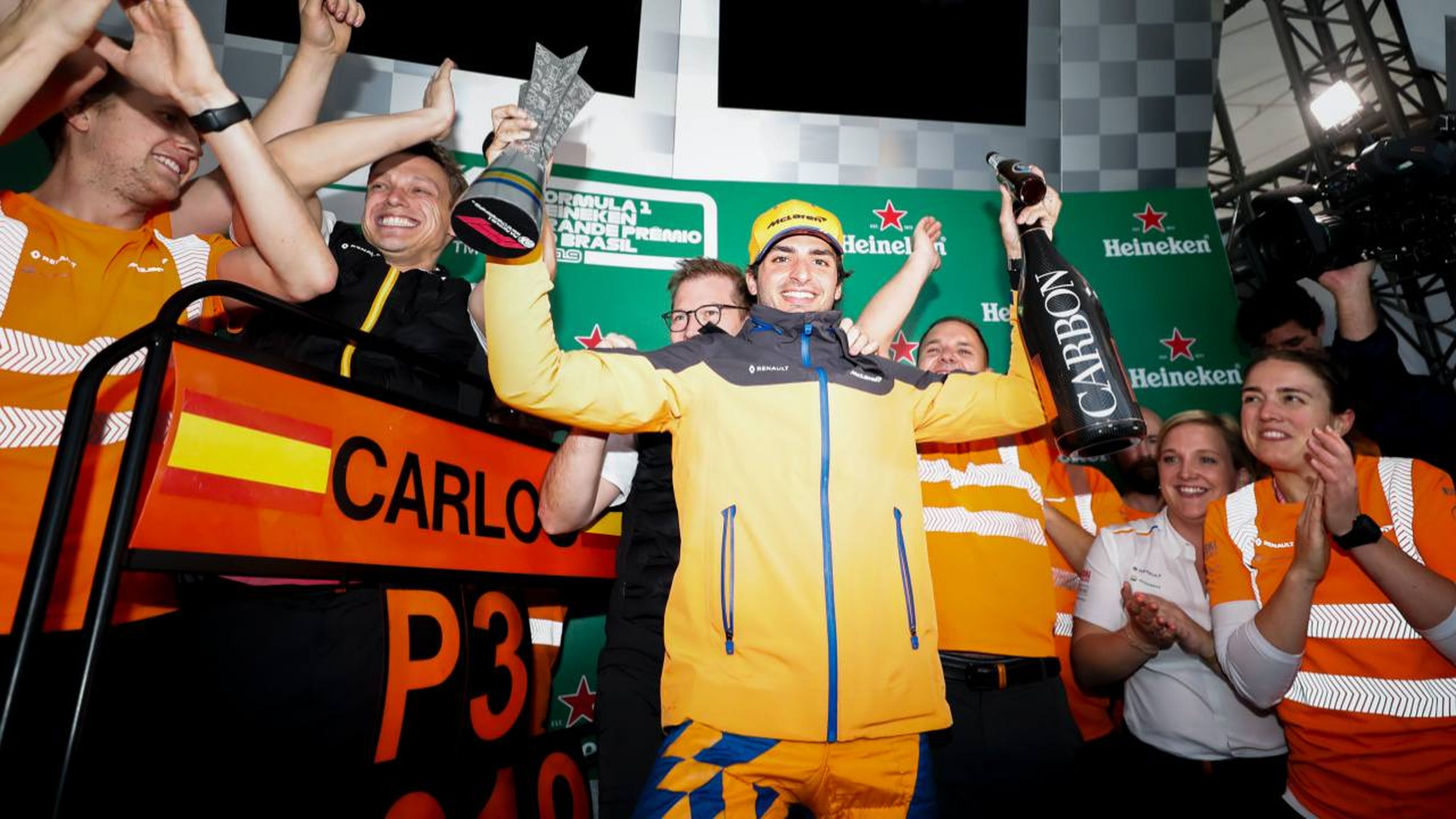 Carlos Sainz en el podio del GP de Brasil