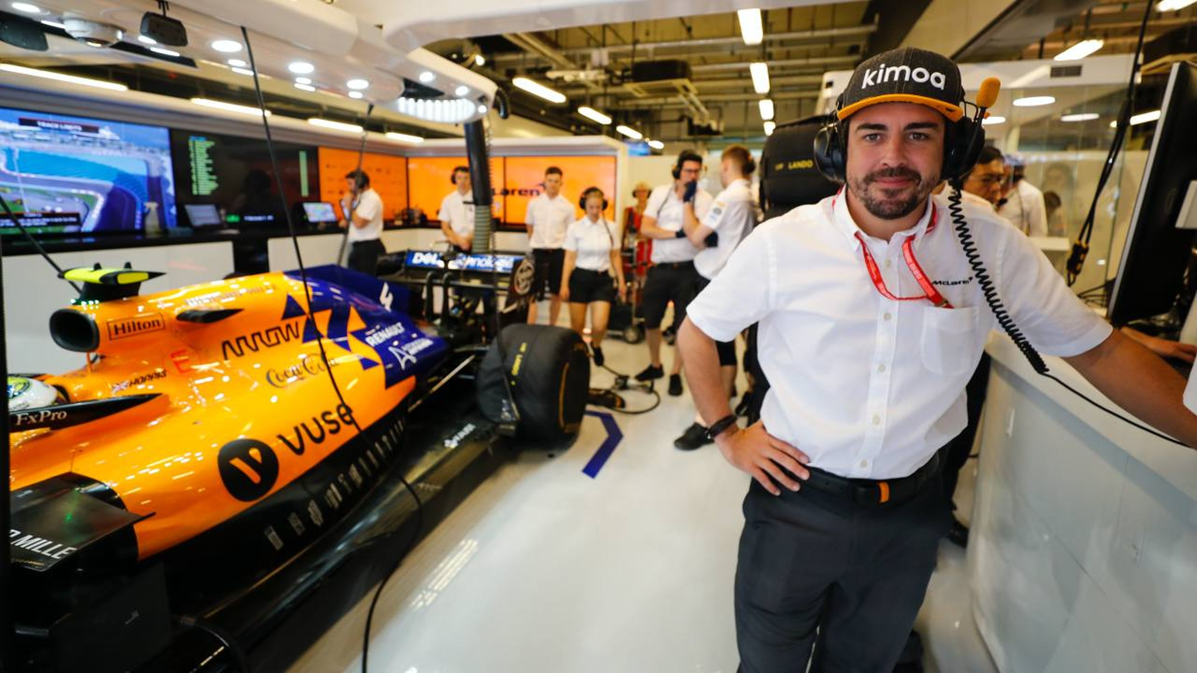 Fernando Alonso en el box de Mclaren
